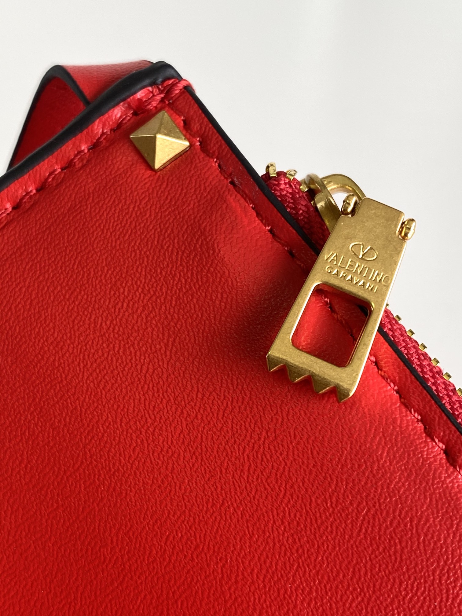🆕Garavani VLOGO Escape 鹿绒皮大号购物袋，包袋两侧点缀红色细节，金属徽标饰件可用在