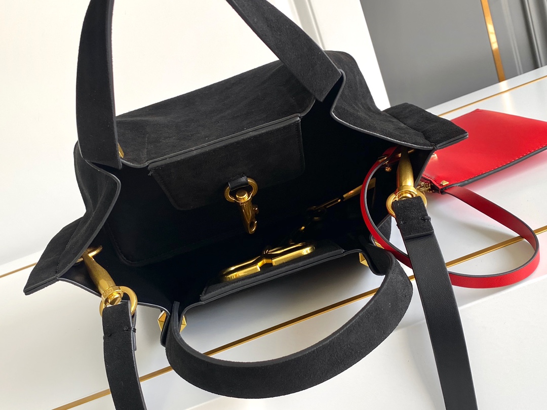 🆕Garavani VLOGO Escape 鹿绒皮大号购物袋，包袋两侧点缀红色细节，金属徽标饰件可用在