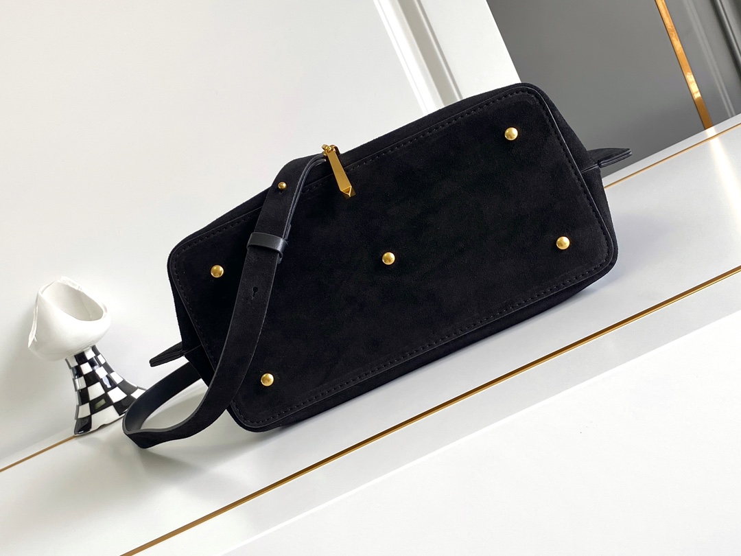 🆕Garavani VLOGO Escape 鹿绒皮大号购物袋，包袋两侧点缀红色细节，金属徽标饰件可用在