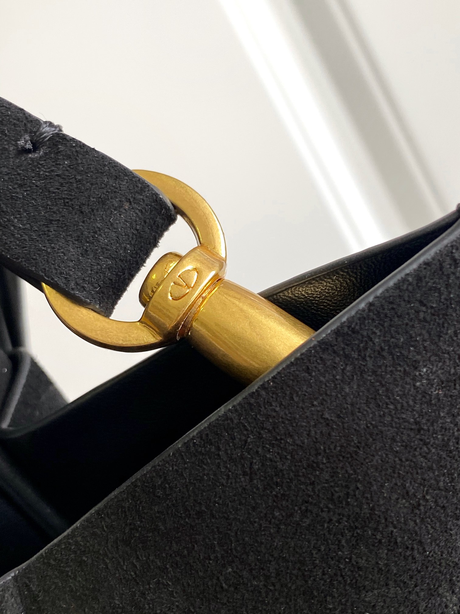 🆕Garavani VLOGO Escape 鹿绒皮大号购物袋，包袋两侧点缀红色细节，金属徽标饰件可用在