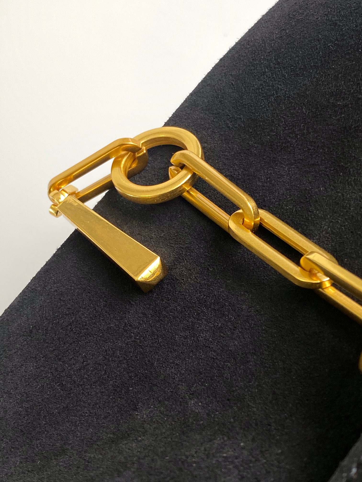 🆕Garavani VLOGO Escape 鹿绒皮大号购物袋，包袋两侧点缀红色细节，金属徽标饰件可用在