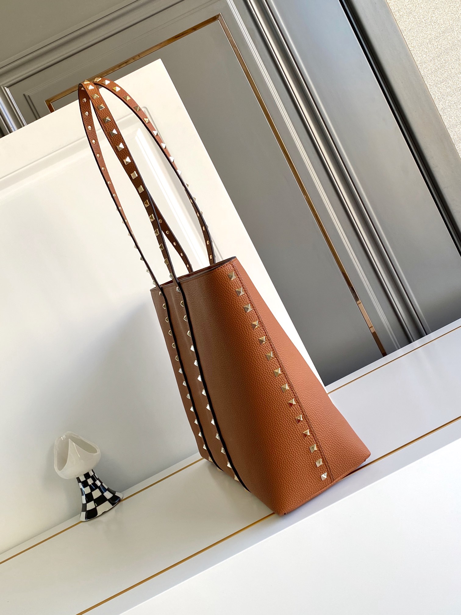 🆕❣️【Valent****】华家新品👜Garavani Rockstud 荔枝纹购物袋妈咪包，包身立体