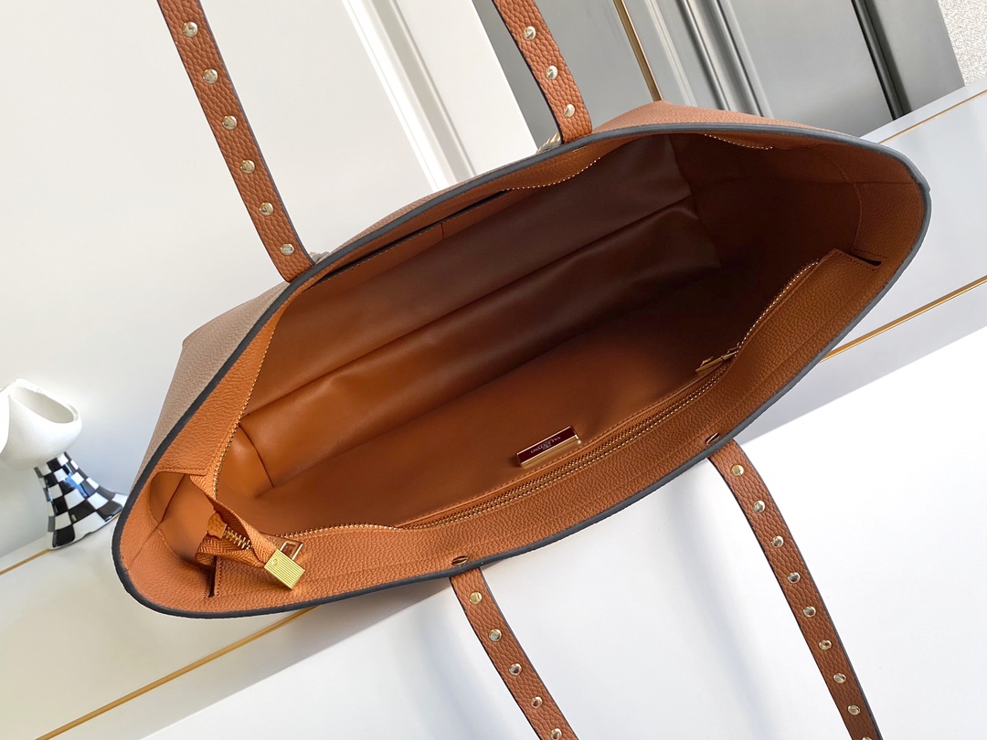 🆕❣️【Valent****】华家新品👜Garavani Rockstud 荔枝纹购物袋妈咪包，包身立体