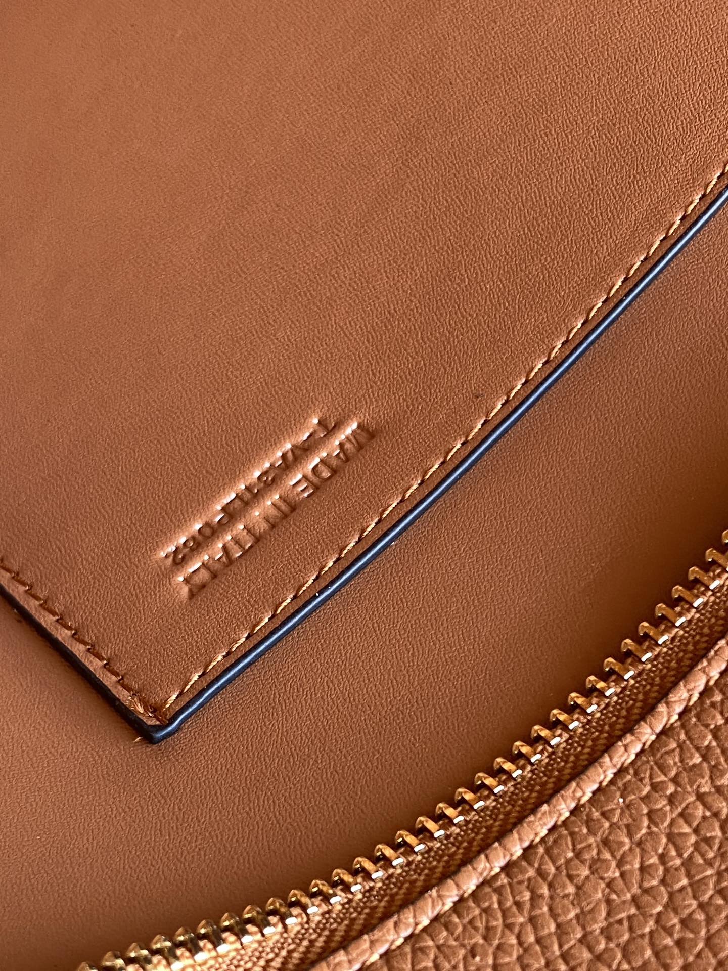 🆕❣️【Valent****】华家新品👜Garavani Rockstud 荔枝纹购物袋妈咪包，包身立体