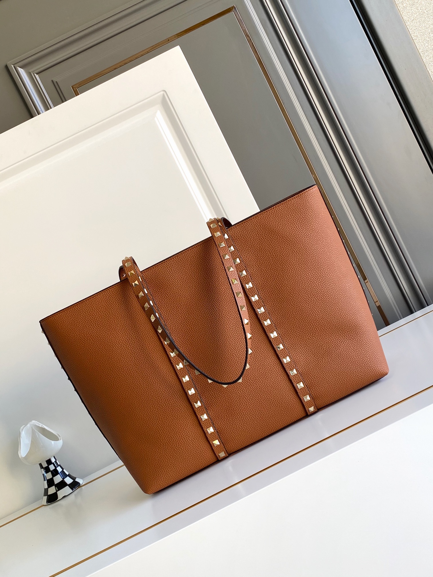 🆕❣️【Valent****】华家新品👜Garavani Rockstud 荔枝纹购物袋妈咪包，包身立体