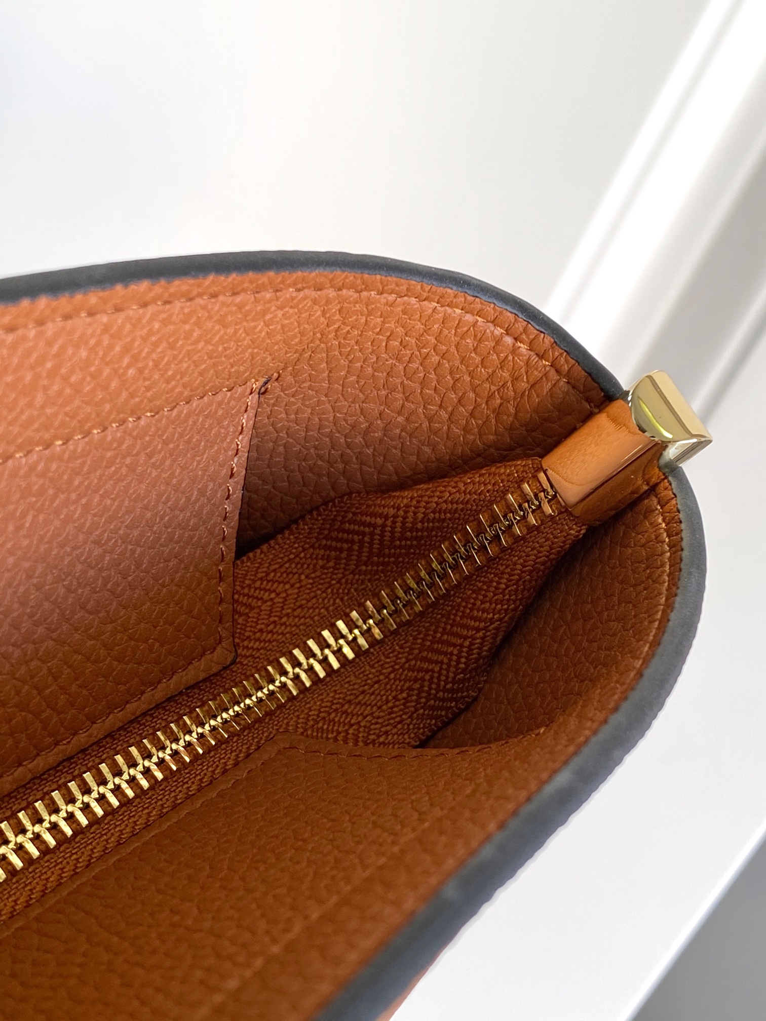 🆕❣️【Valent****】华家新品👜Garavani Rockstud 荔枝纹购物袋妈咪包，包身立体