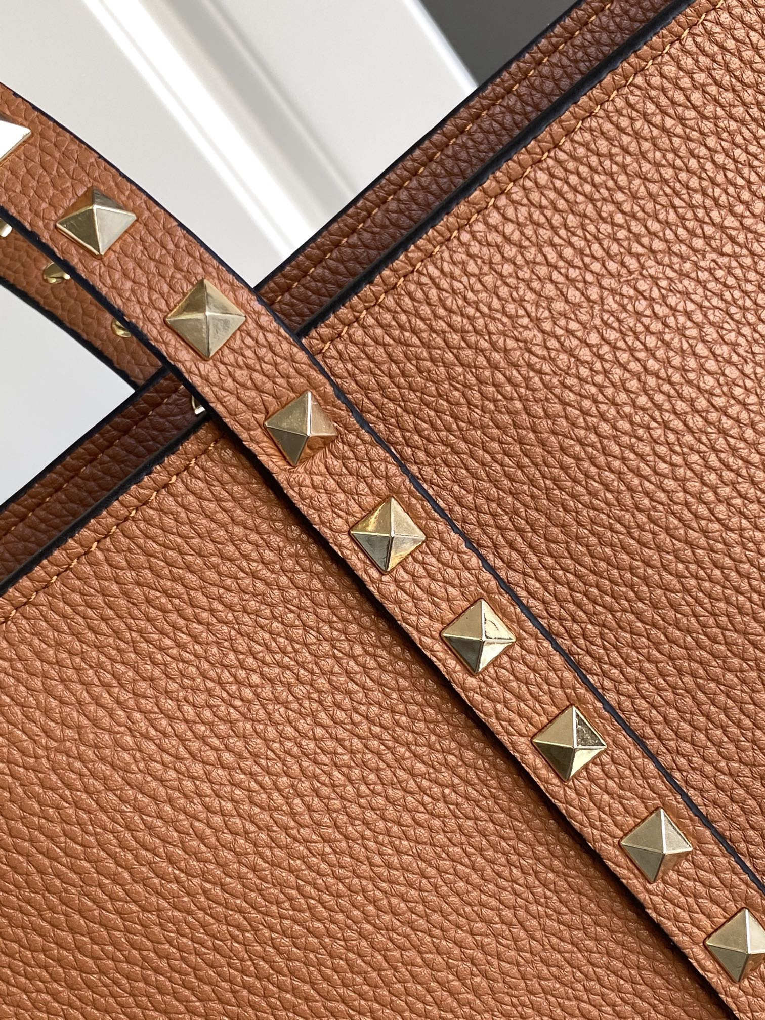 🆕❣️【Valent****】华家新品👜Garavani Rockstud 荔枝纹购物袋妈咪包，包身立体