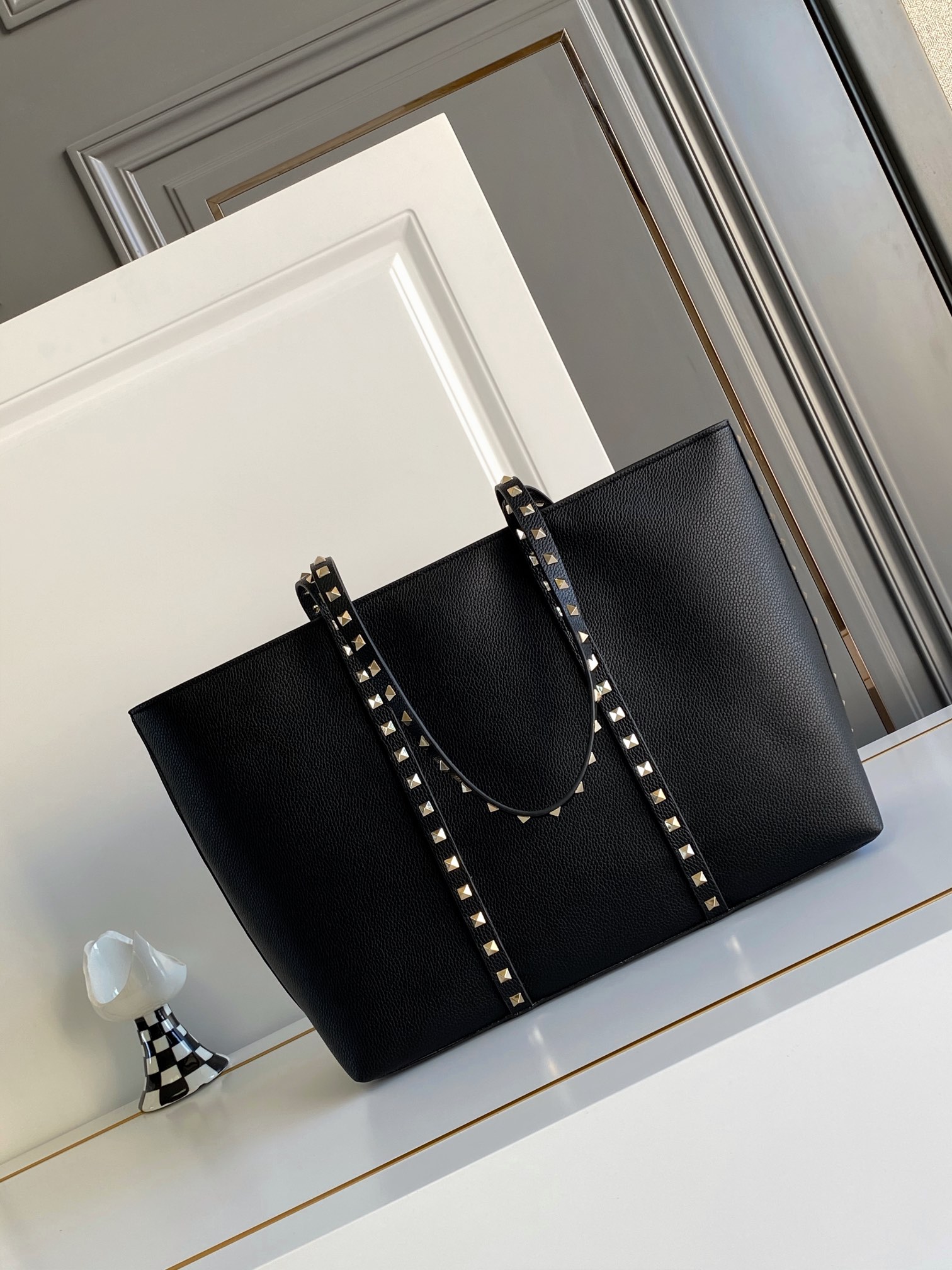 🆕❣️【Valent****】华家新品👜Garavani Rockstud 荔枝纹购物袋妈咪包，包身立体