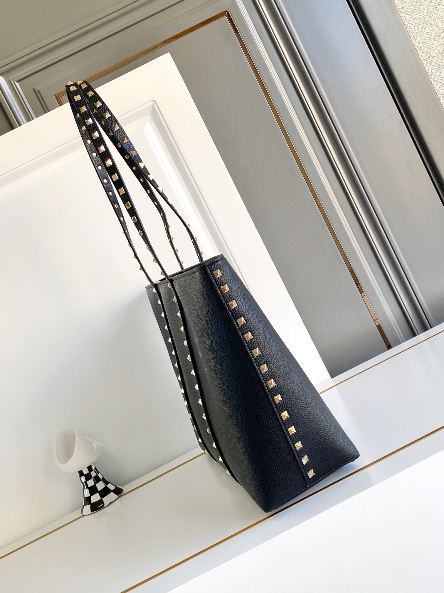 🆕❣️【Valent****】华家新品👜Garavani Rockstud 荔枝纹购物袋妈咪包，包身立体