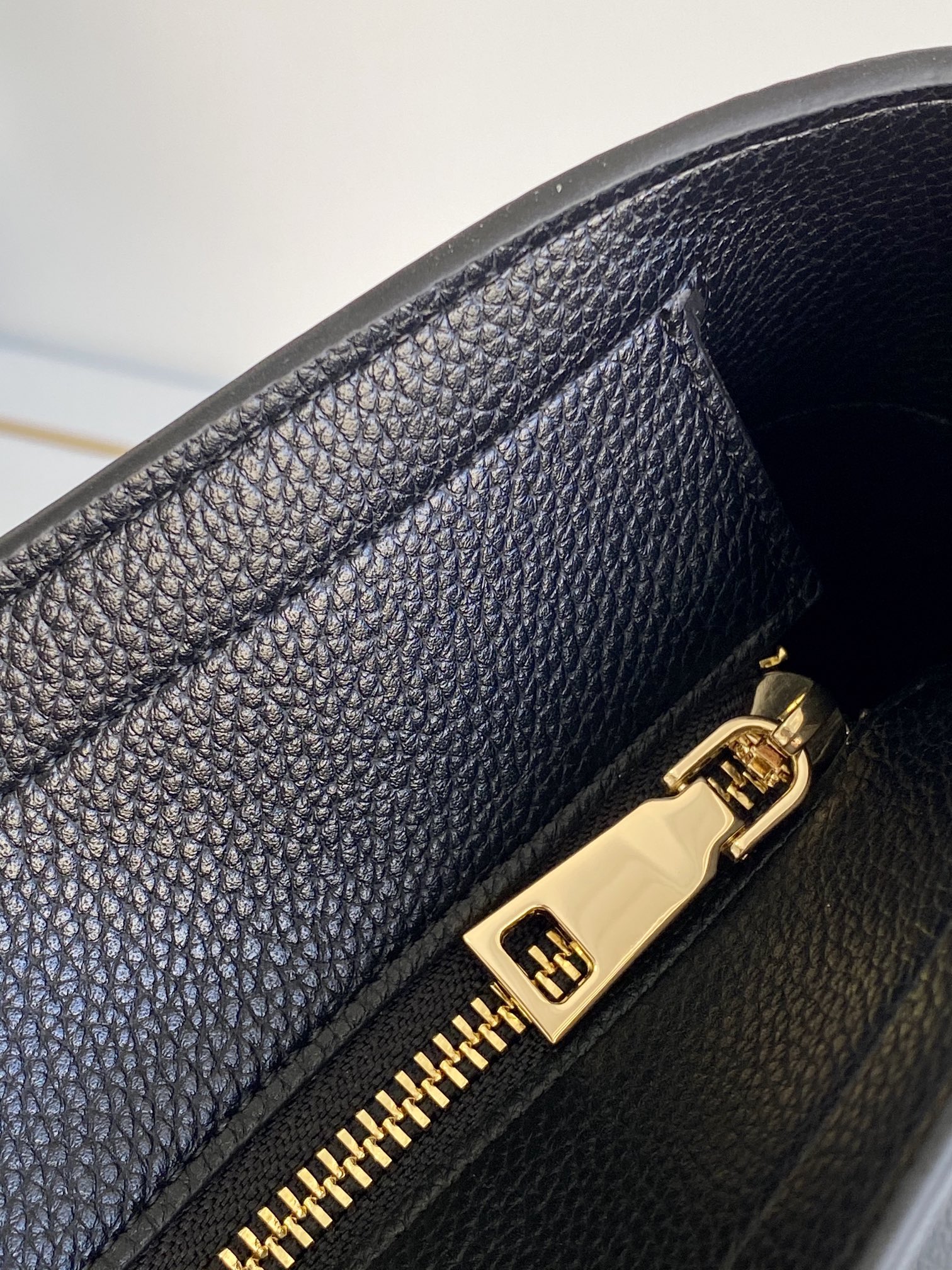 🆕❣️【Valent****】华家新品👜Garavani Rockstud 荔枝纹购物袋妈咪包，包身立体