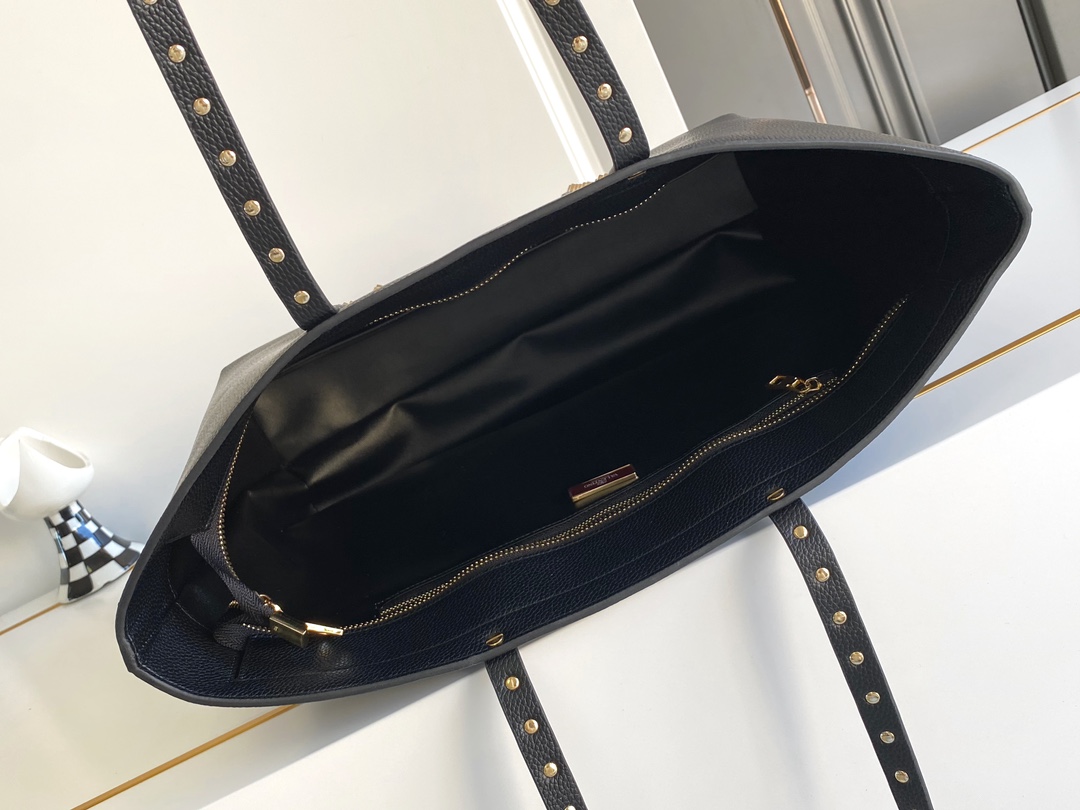 🆕❣️【Valent****】华家新品👜Garavani Rockstud 荔枝纹购物袋妈咪包，包身立体