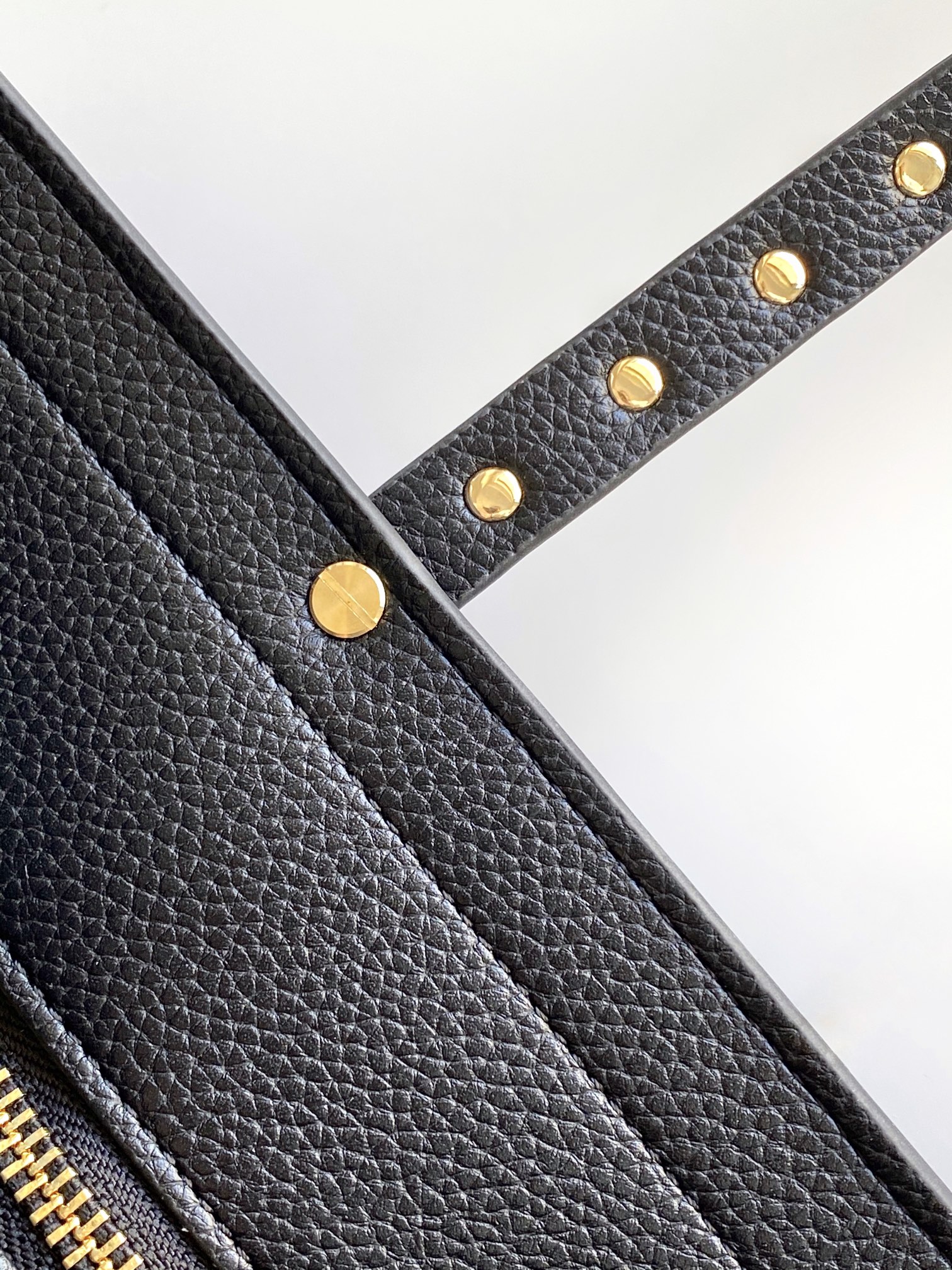 🆕❣️【Valent****】华家新品👜Garavani Rockstud 荔枝纹购物袋妈咪包，包身立体