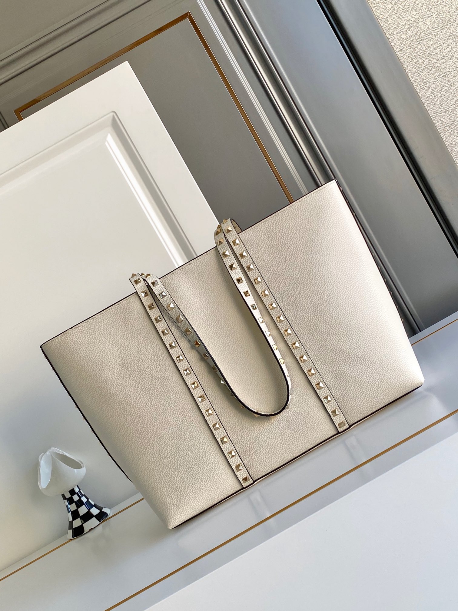 🆕❣️【Valent****】华家新品👜Garavani Rockstud 荔枝纹购物袋妈咪包，包身立体