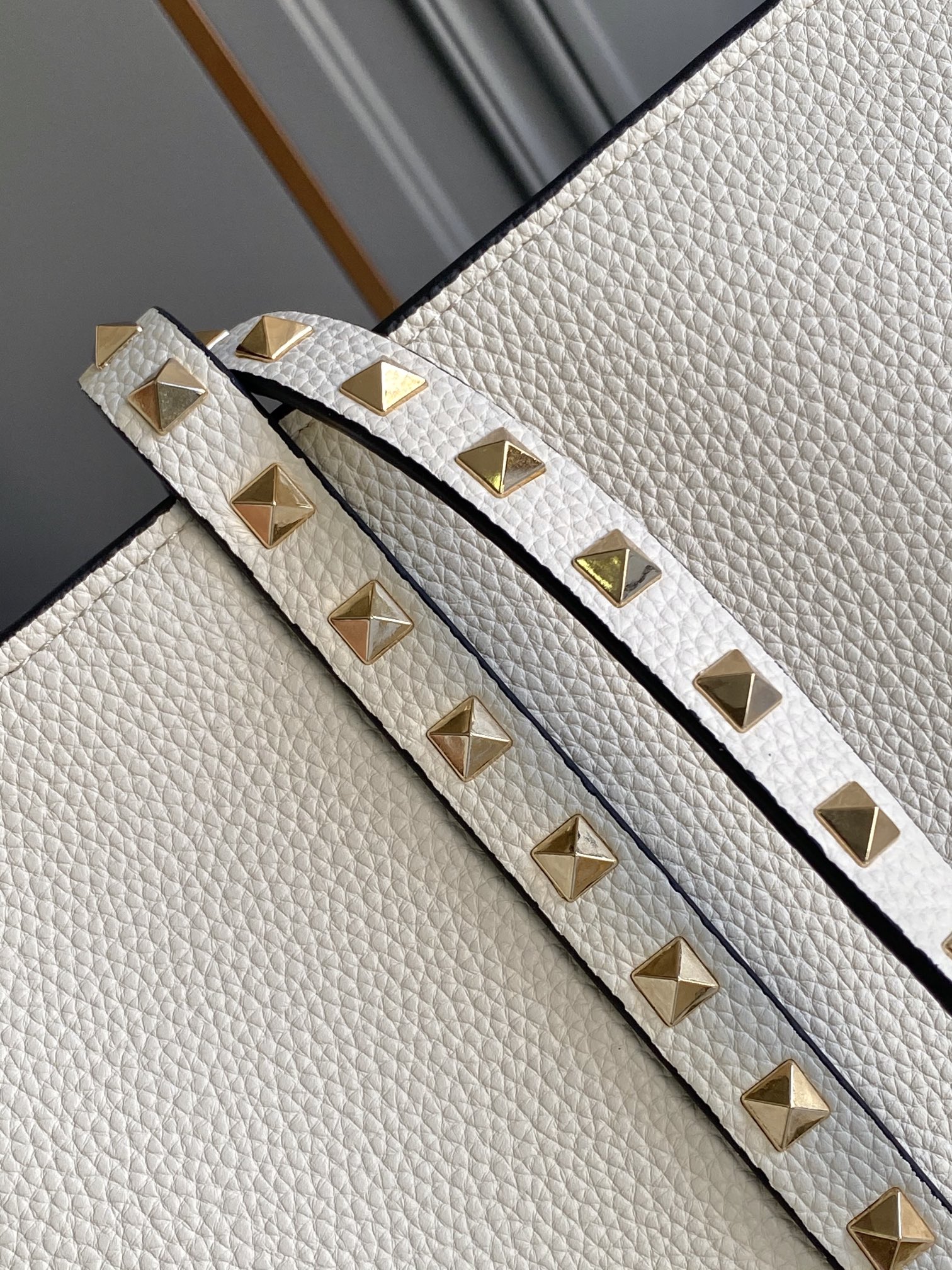 🆕❣️【Valent****】华家新品👜Garavani Rockstud 荔枝纹购物袋妈咪包，包身立体