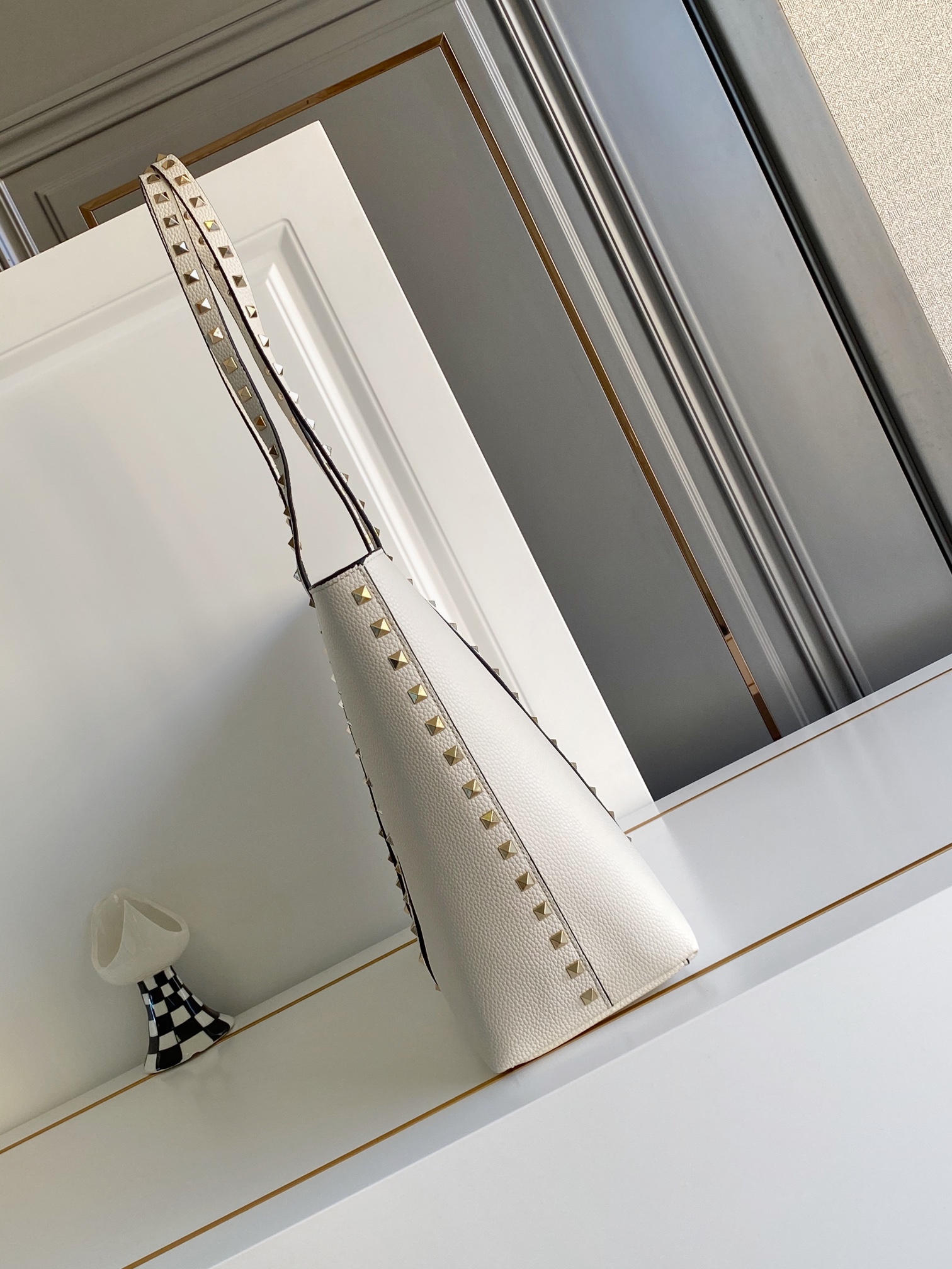 🆕❣️【Valent****】华家新品👜Garavani Rockstud 荔枝纹购物袋妈咪包，包身立体