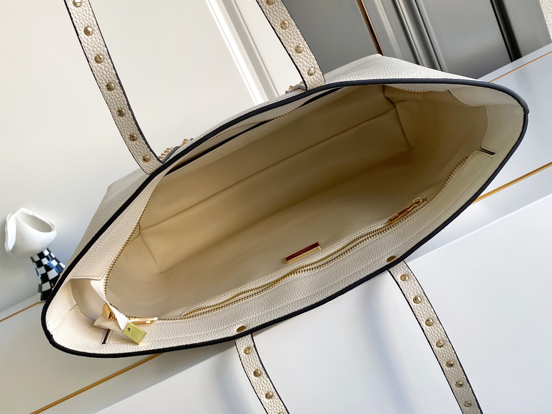 🆕❣️【Valent****】华家新品👜Garavani Rockstud 荔枝纹购物袋妈咪包，包身立体