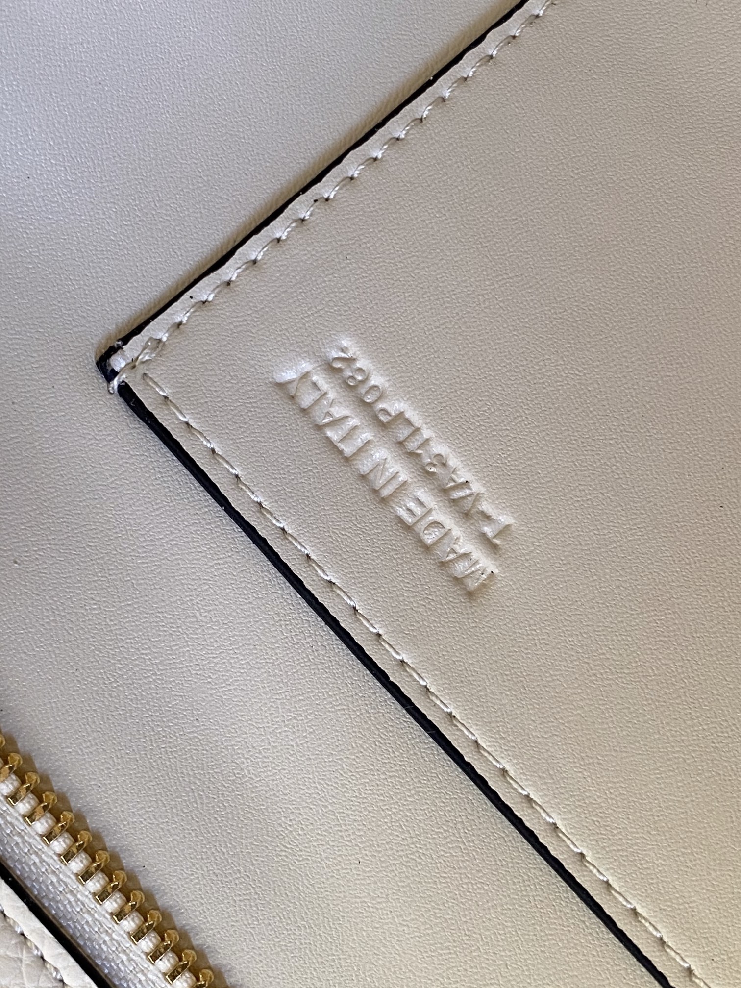 🆕❣️【Valent****】华家新品👜Garavani Rockstud 荔枝纹购物袋妈咪包，包身立体