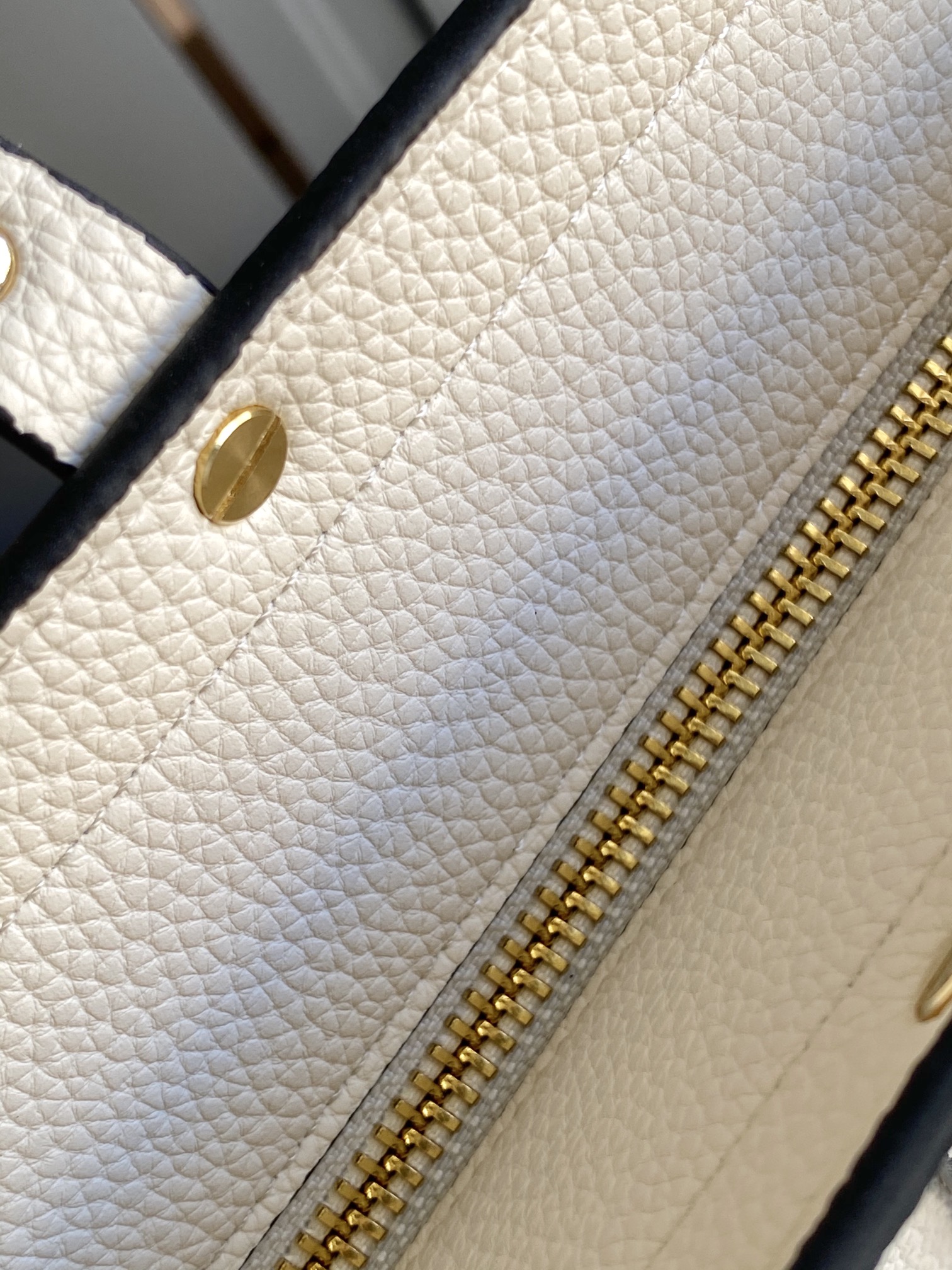 🆕❣️【Valent****】华家新品👜Garavani Rockstud 荔枝纹购物袋妈咪包，包身立体