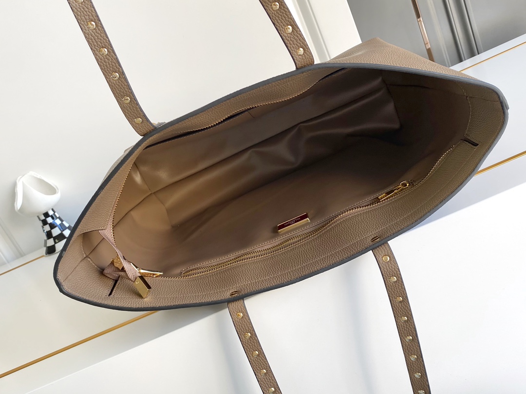 🆕❣️【Valent****】华家新品👜Garavani Rockstud 荔枝纹购物袋妈咪包，包身立体