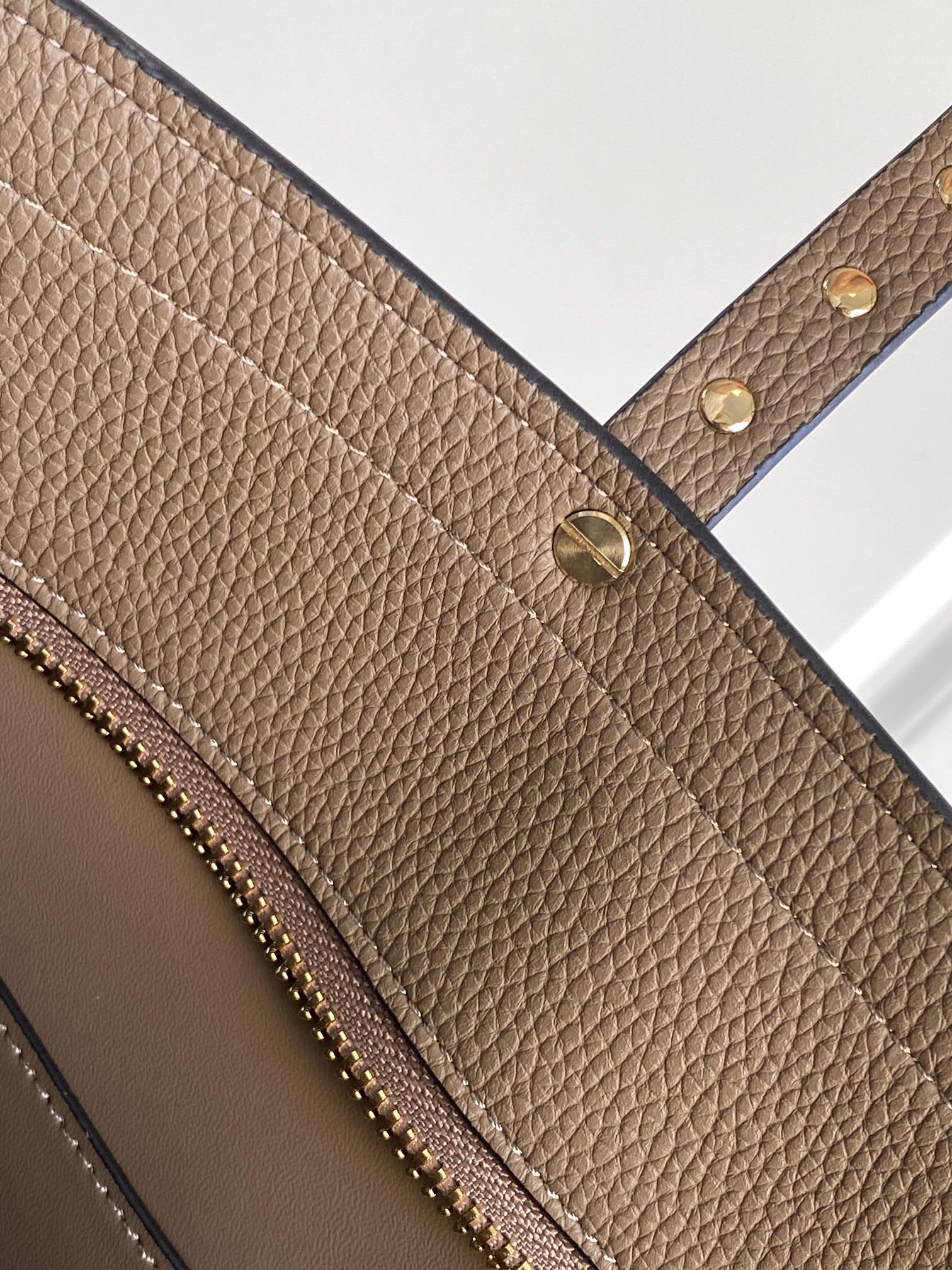 🆕❣️【Valent****】华家新品👜Garavani Rockstud 荔枝纹购物袋妈咪包，包身立体