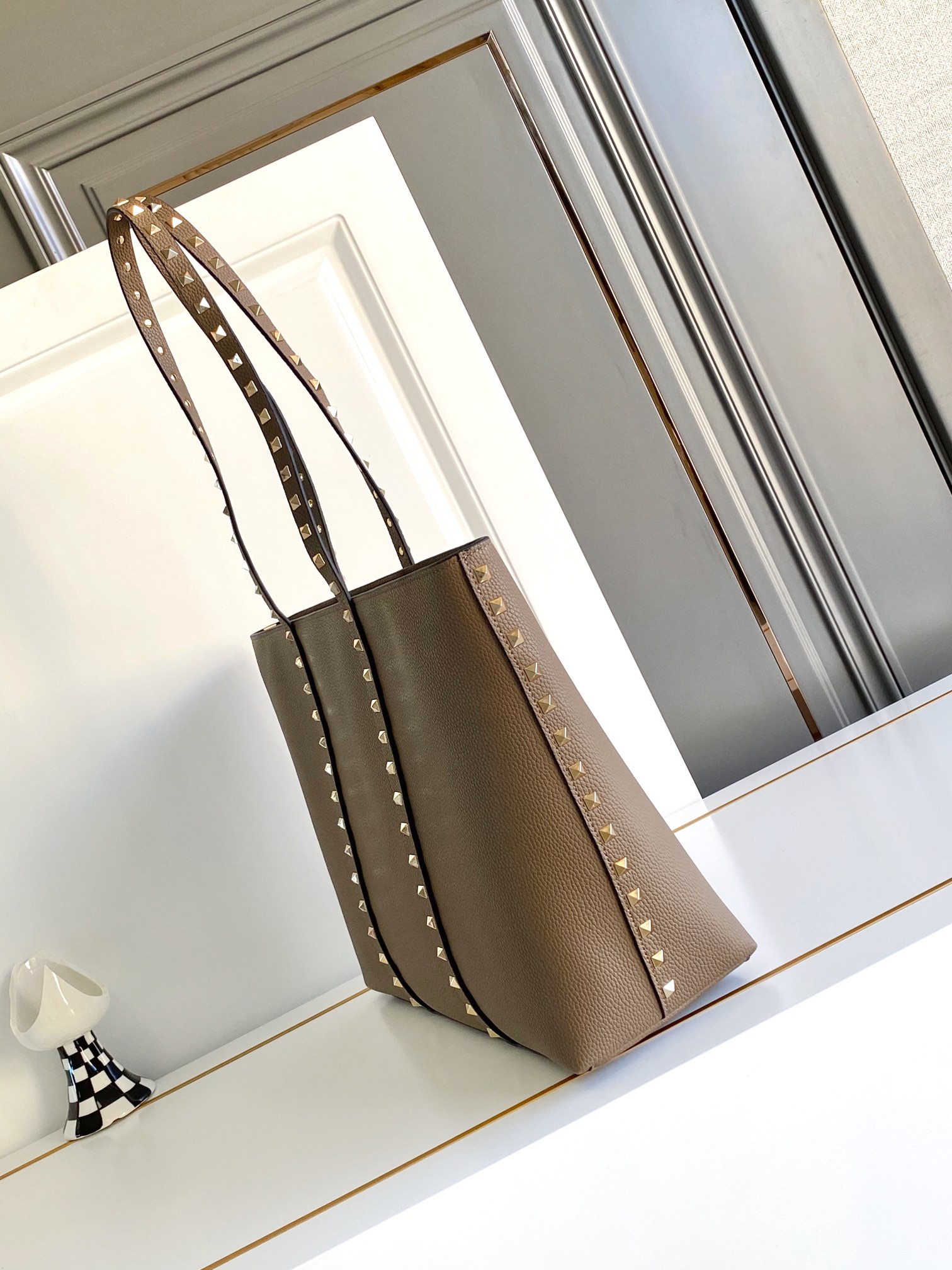 🆕❣️【Valent****】华家新品👜Garavani Rockstud 荔枝纹购物袋妈咪包，包身立体