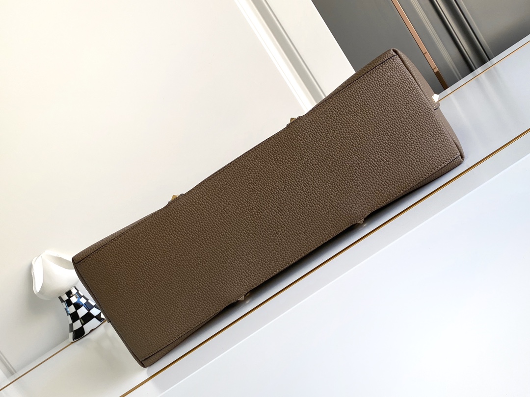 🆕❣️【Valent****】华家新品👜Garavani Rockstud 荔枝纹购物袋妈咪包，包身立体