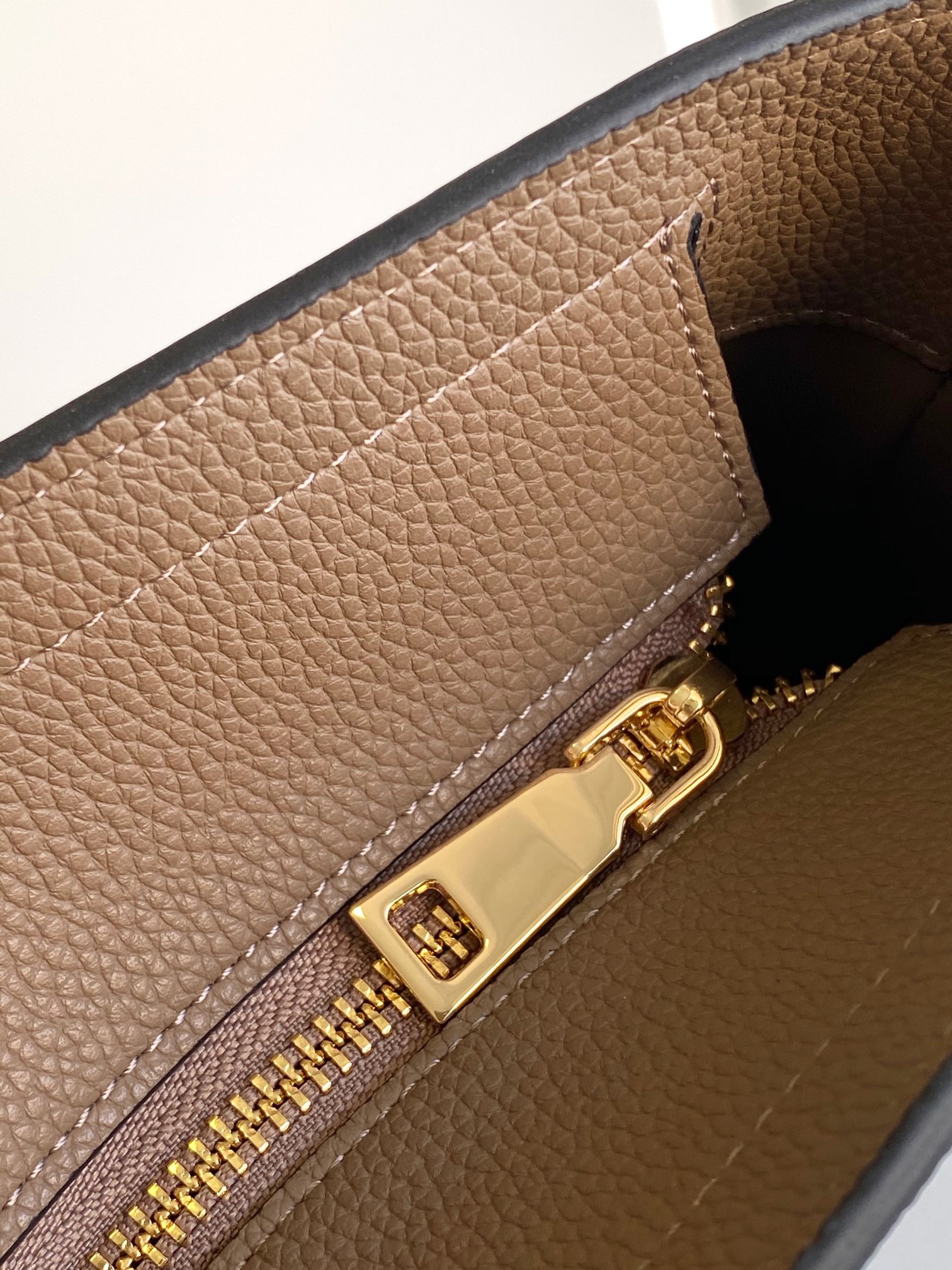 🆕❣️【Valent****】华家新品👜Garavani Rockstud 荔枝纹购物袋妈咪包，包身立体