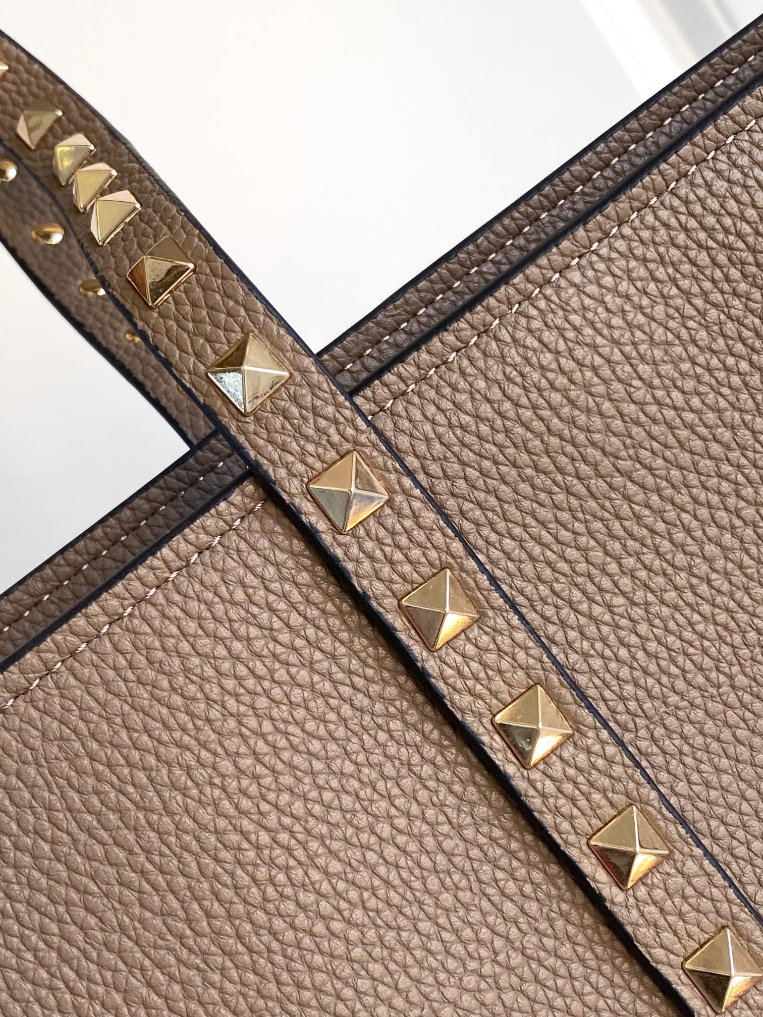 🆕❣️【Valent****】华家新品👜Garavani Rockstud 荔枝纹购物袋妈咪包，包身立体