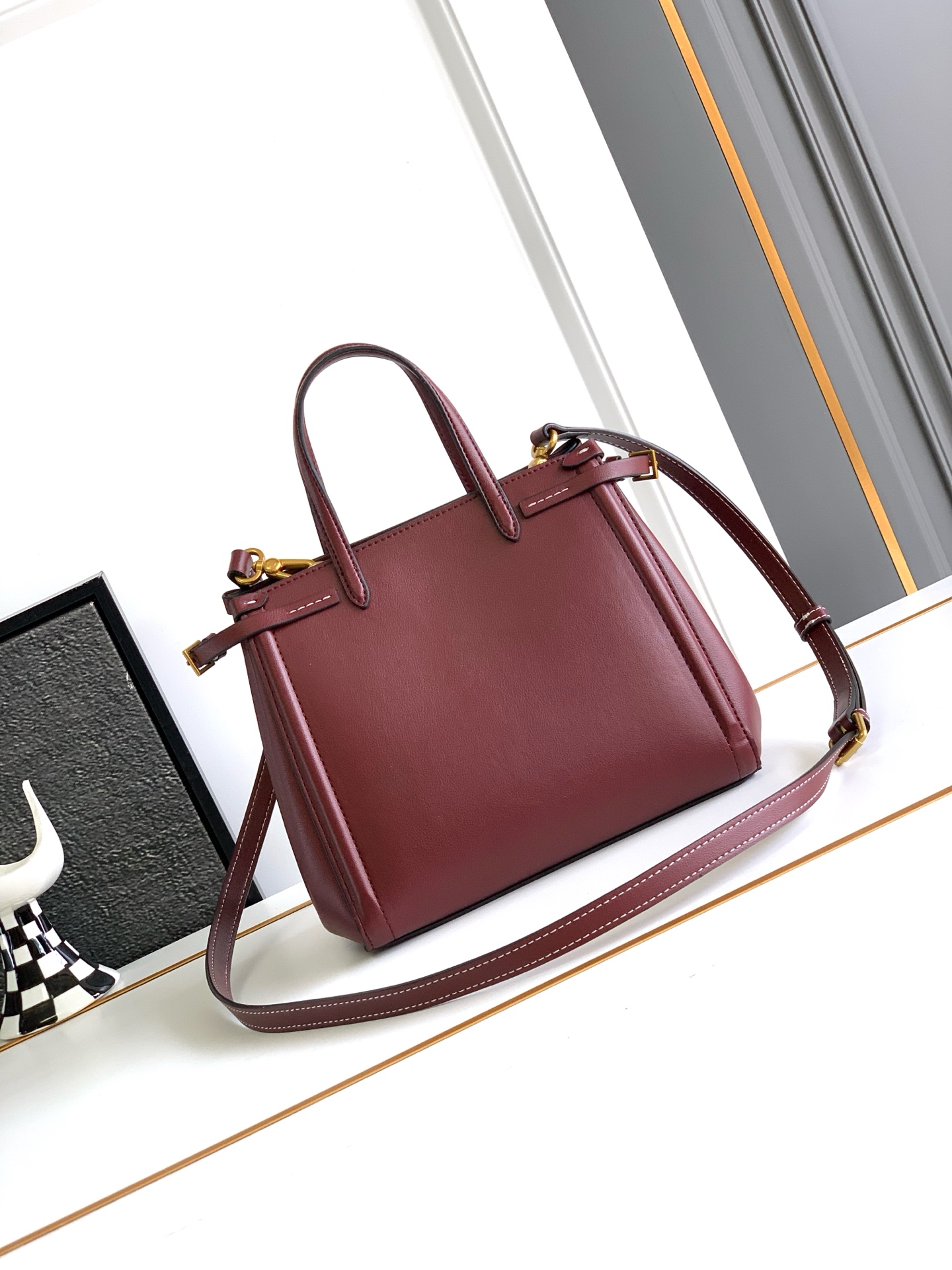 🆕VA GARAVANI VAIN 早春新款 托特购物袋🛍️配以金属VLOGO SIGNATURE 细节