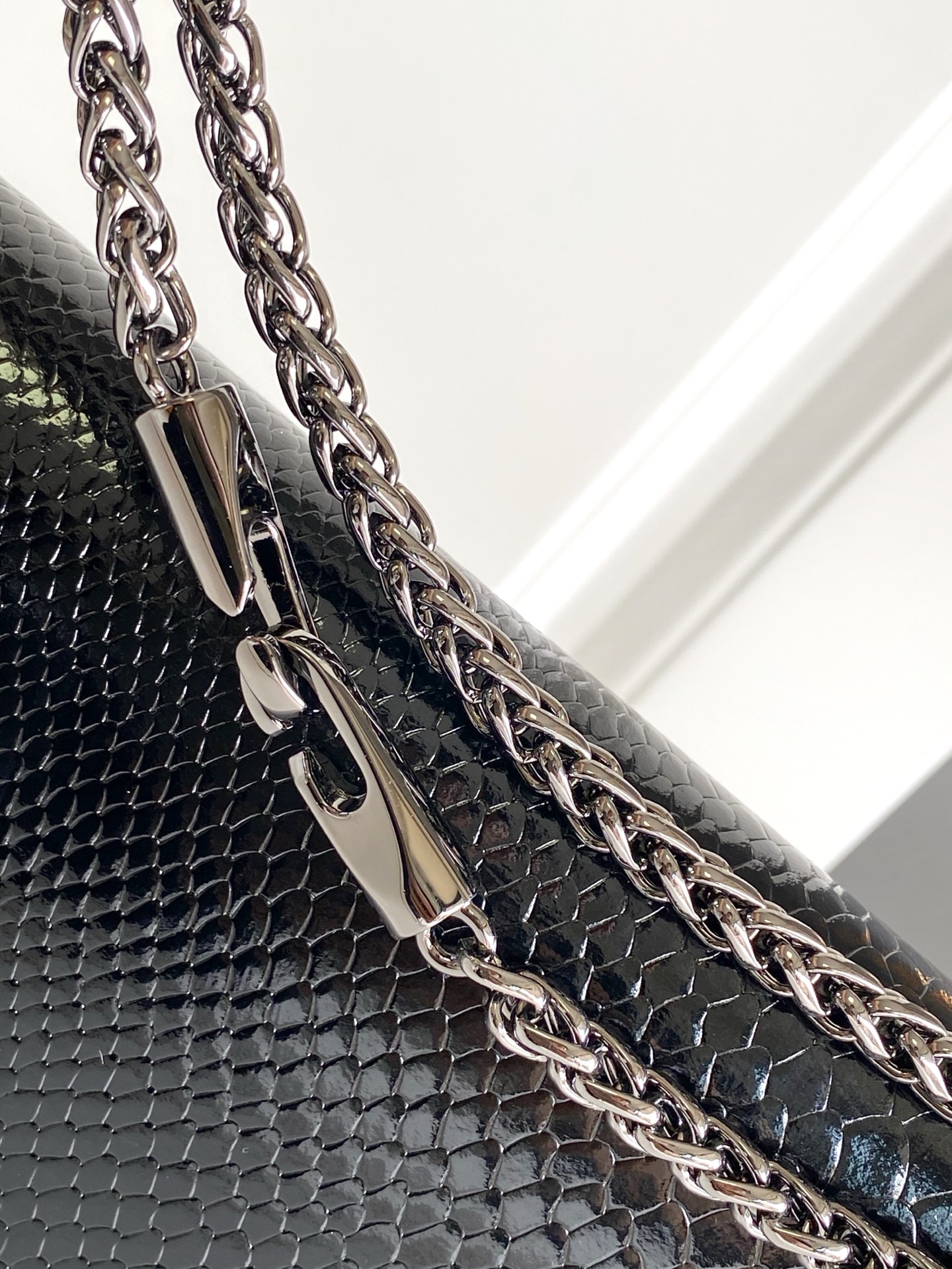 🆕大号蛇纹LOCÒ仿水晶装饰手袋 -VLogo Signature施华洛世奇®仿水晶装饰 -配可拆卸提手