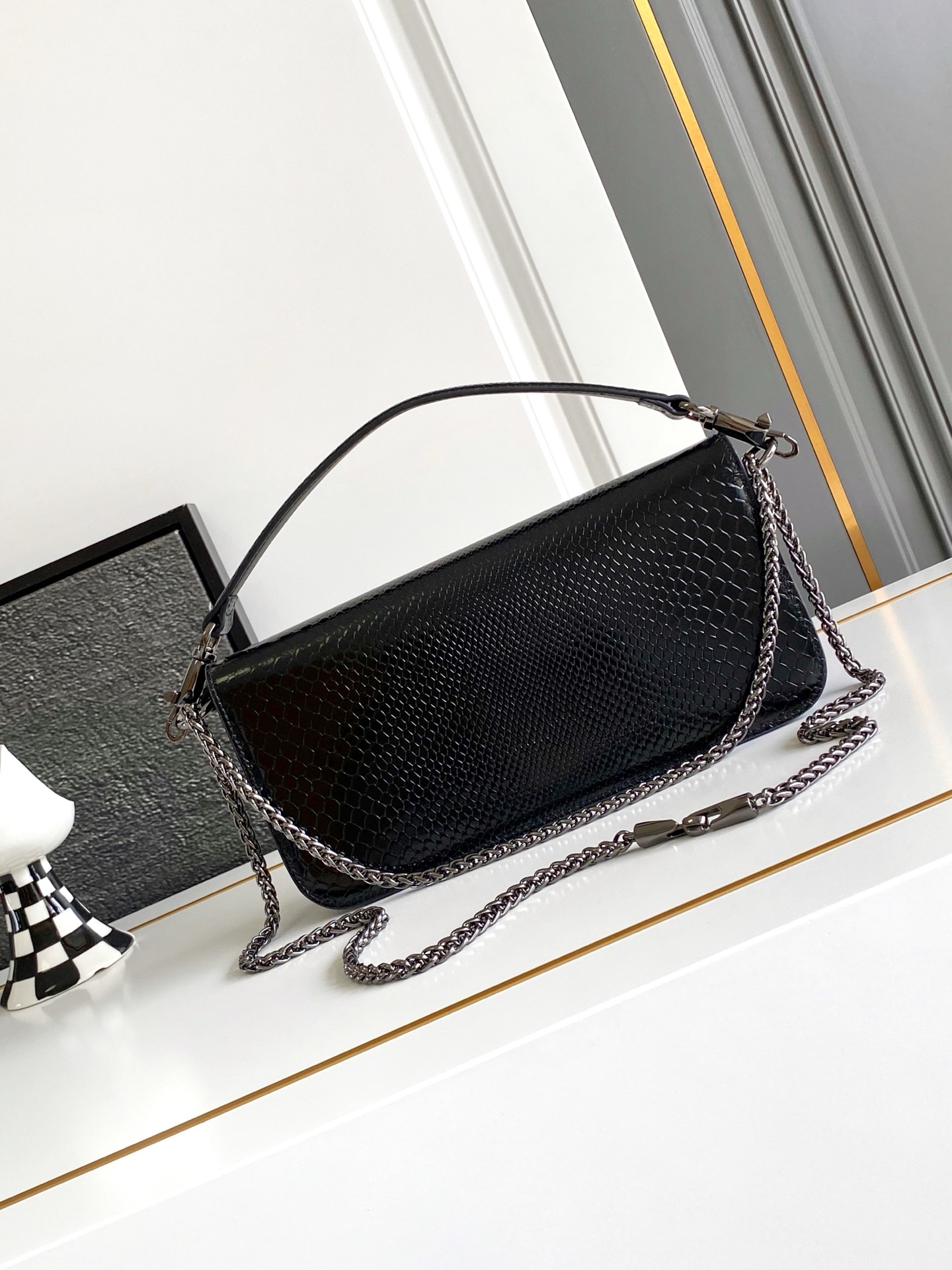 🆕大号蛇纹LOCÒ仿水晶装饰手袋 -VLogo Signature施华洛世奇®仿水晶装饰 -配可拆卸提手