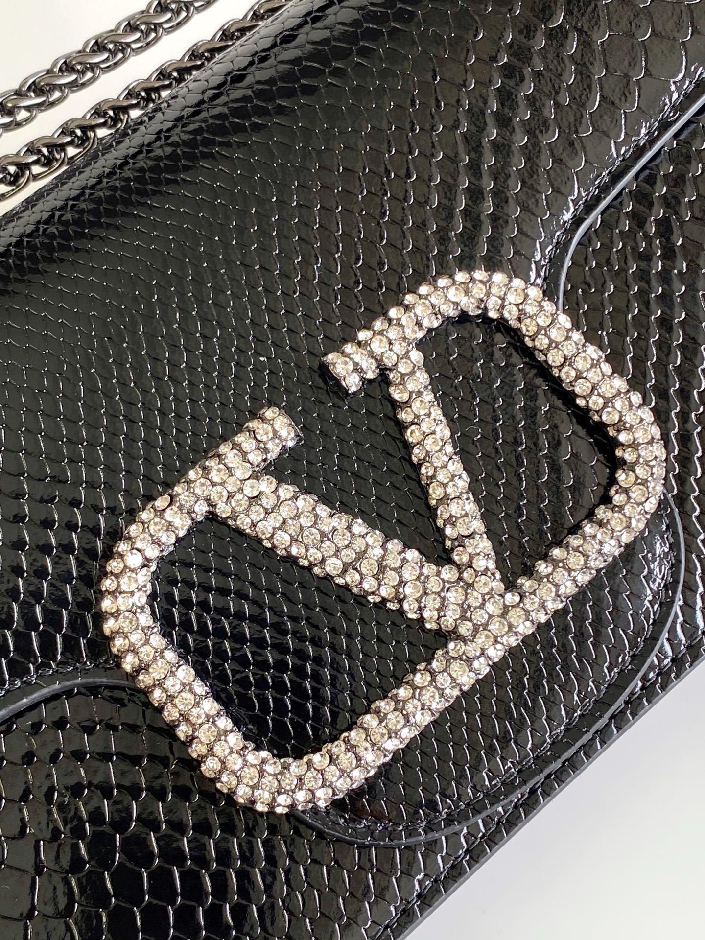 🆕大号蛇纹LOCÒ仿水晶装饰手袋 -VLogo Signature施华洛世奇®仿水晶装饰 -配可拆卸提手