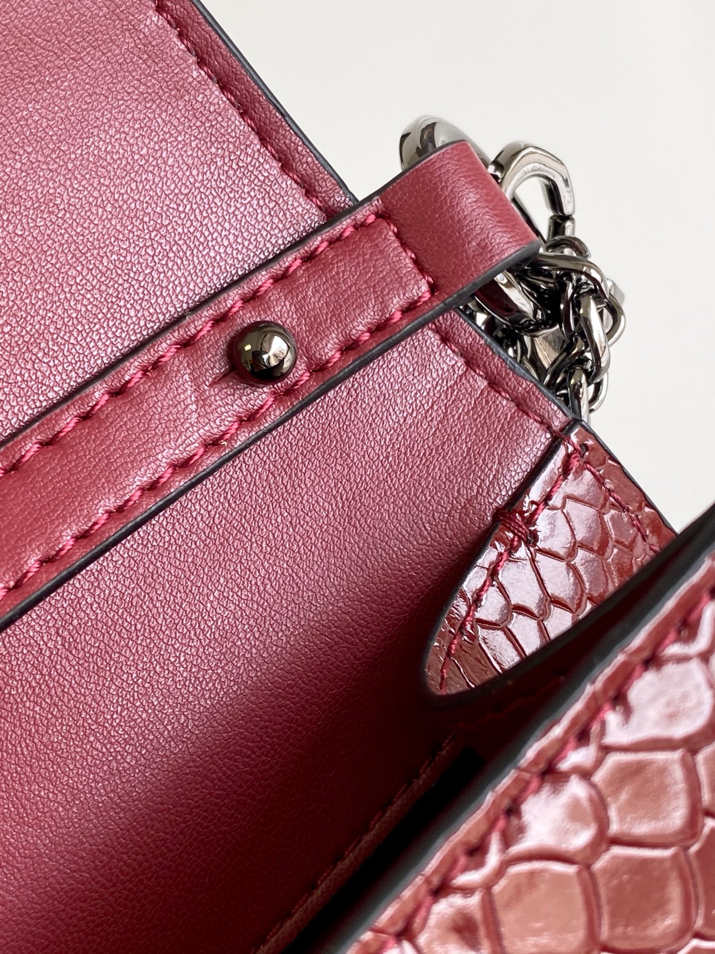 🆕大号蛇纹LOCÒ仿水晶装饰手袋 -VLogo Signature施华洛世奇®仿水晶装饰 -配可拆卸提手