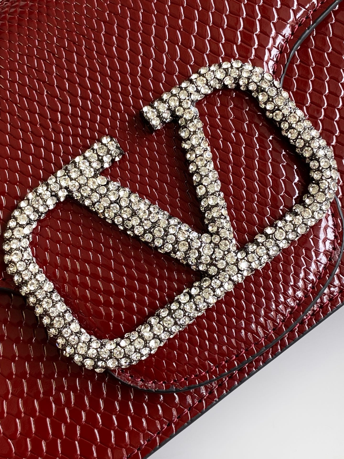 🆕大号蛇纹LOCÒ仿水晶装饰手袋 -VLogo Signature施华洛世奇®仿水晶装饰 -配可拆卸提手