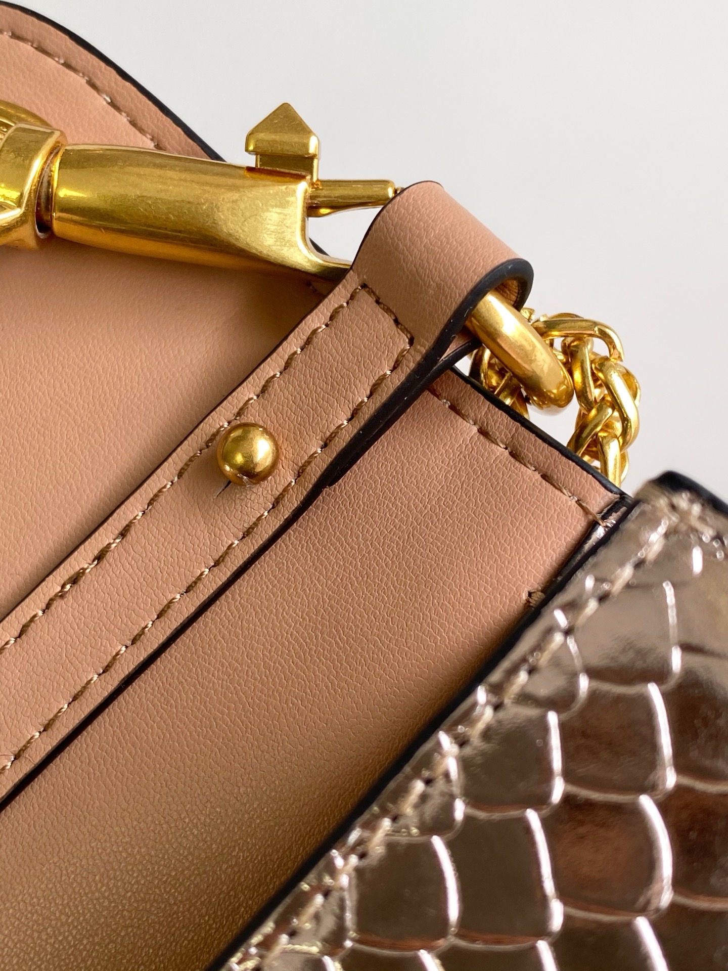 🆕大号蛇纹LOCÒ仿水晶装饰手袋 -VLogo Signature施华洛世奇®仿水晶装饰 -配可拆卸提手