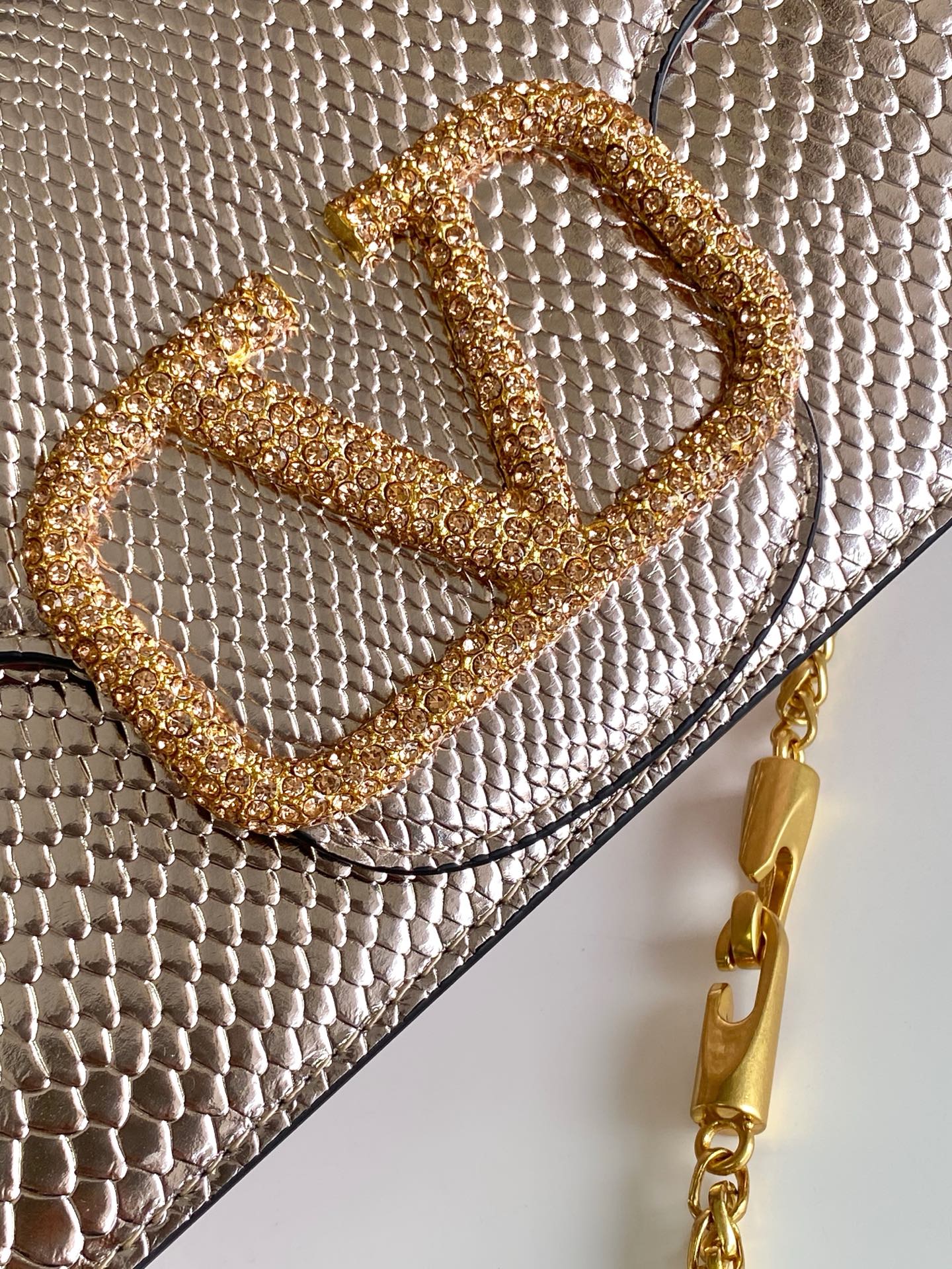 🆕大号蛇纹LOCÒ仿水晶装饰手袋 -VLogo Signature施华洛世奇®仿水晶装饰 -配可拆卸提手