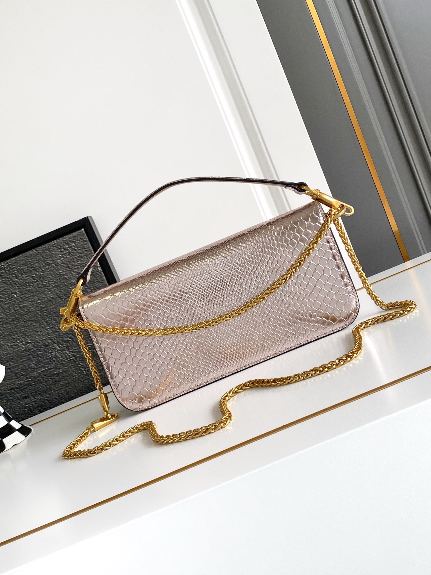 🆕大号蛇纹LOCÒ仿水晶装饰手袋 -VLogo Signature施华洛世奇®仿水晶装饰 -配可拆卸提手