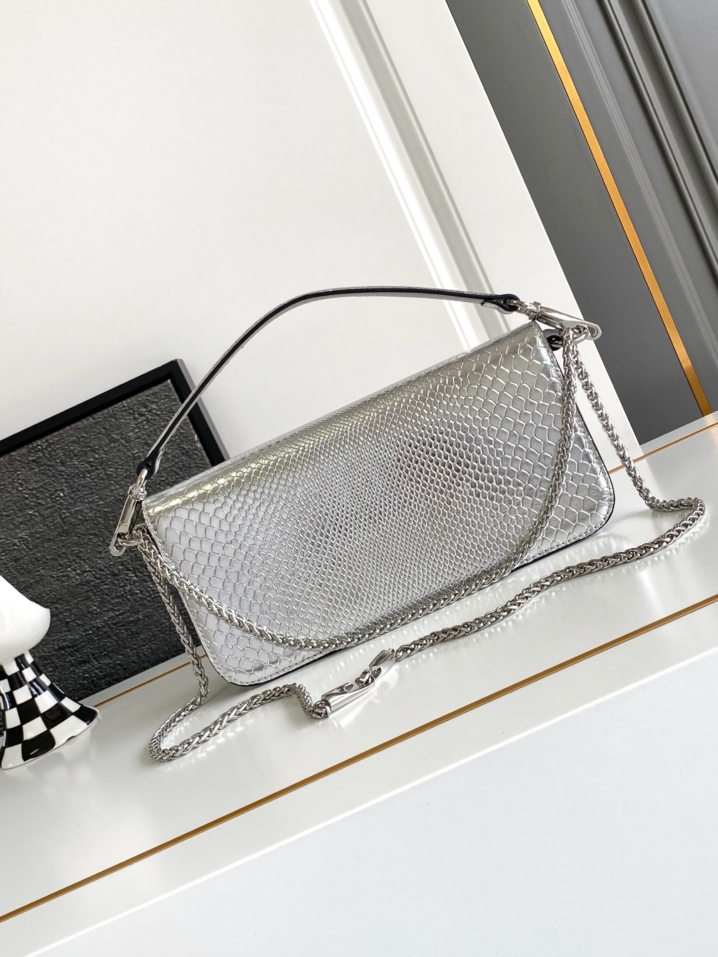 🆕大号蛇纹LOCÒ仿水晶装饰手袋 -VLogo Signature施华洛世奇®仿水晶装饰 -配可拆卸提手