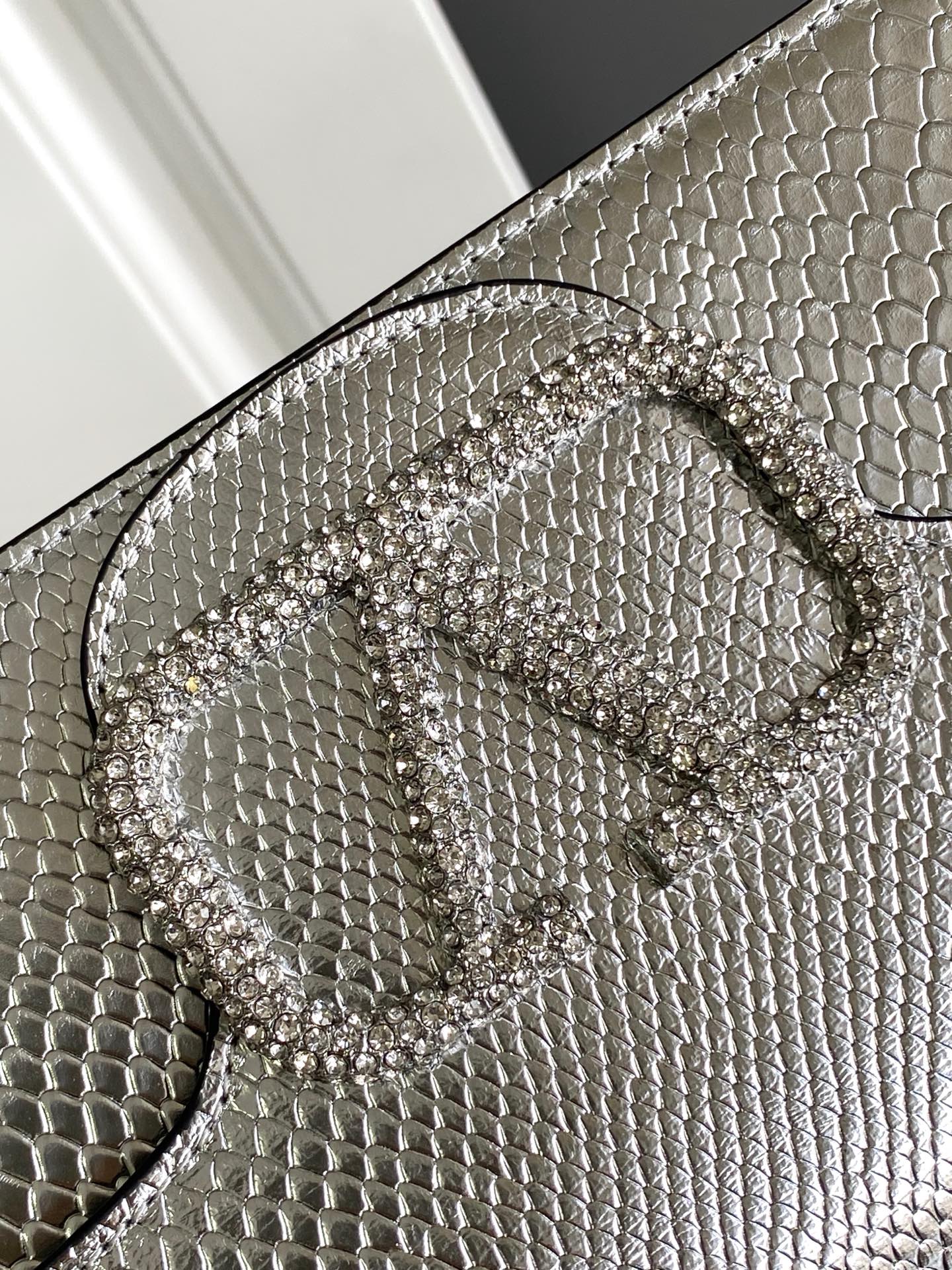 🆕大号蛇纹LOCÒ仿水晶装饰手袋 -VLogo Signature施华洛世奇®仿水晶装饰 -配可拆卸提手