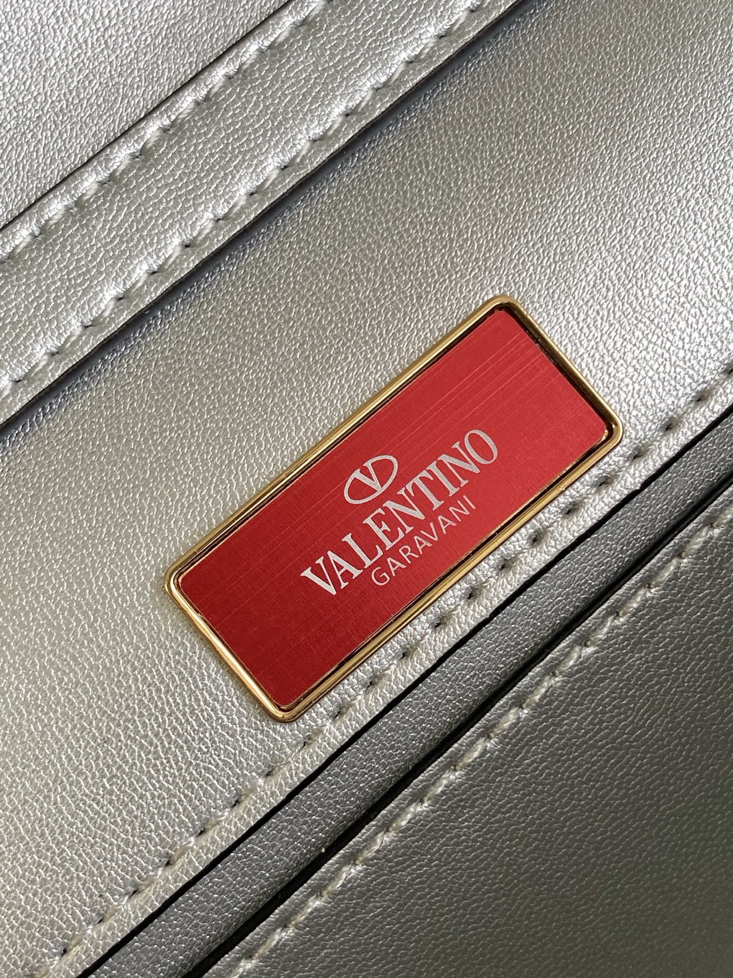 🆕大号蛇纹LOCÒ仿水晶装饰手袋 -VLogo Signature施华洛世奇®仿水晶装饰 -配可拆卸提手