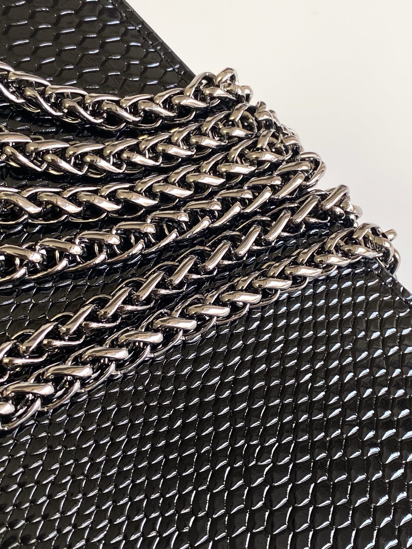 🆕小里蛇纹LOCÒ仿水晶装饰手袋 -VLogo Signature施华洛世奇®仿水晶装饰 -配可拆卸提手