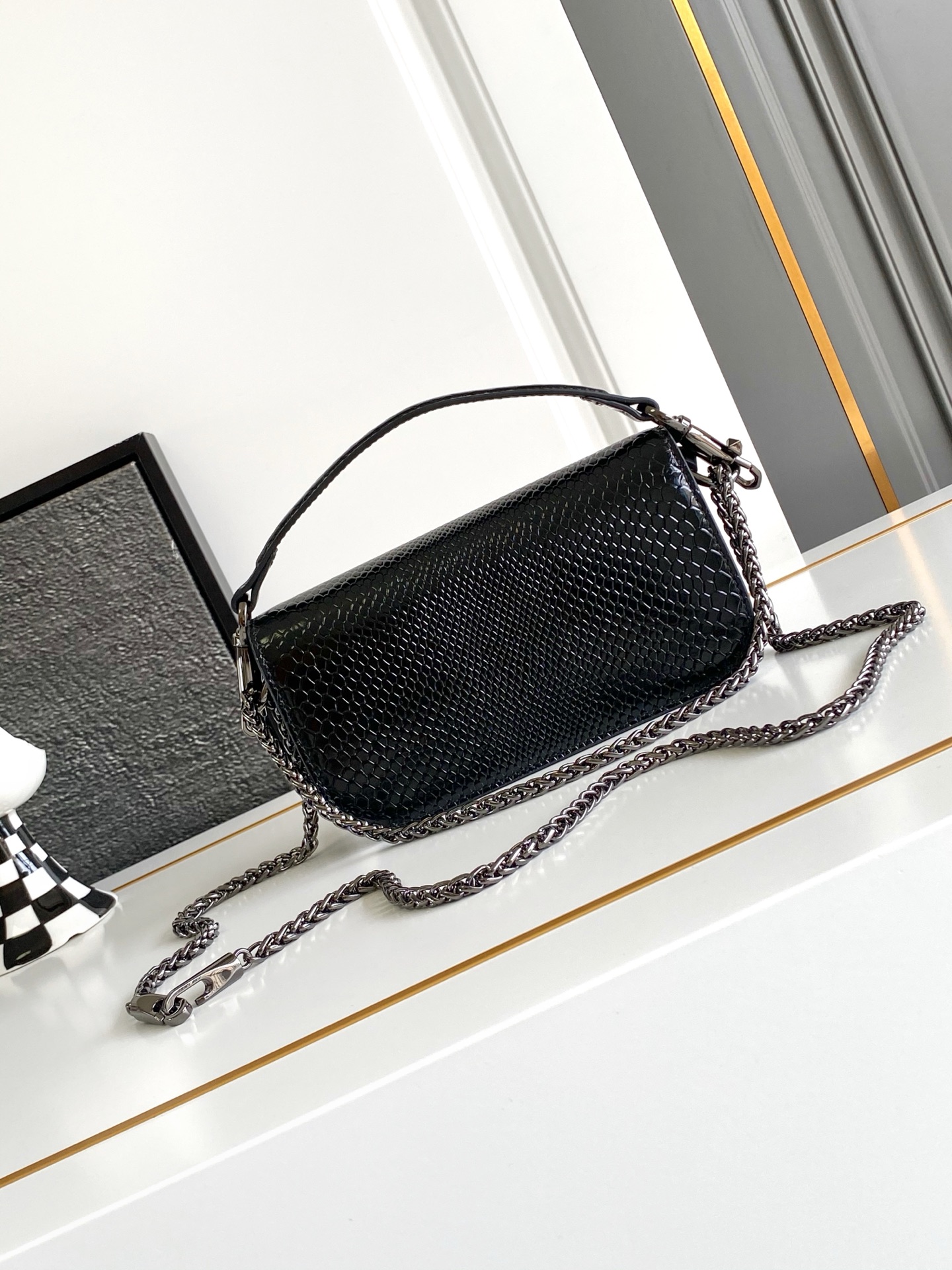 🆕小里蛇纹LOCÒ仿水晶装饰手袋 -VLogo Signature施华洛世奇®仿水晶装饰 -配可拆卸提手