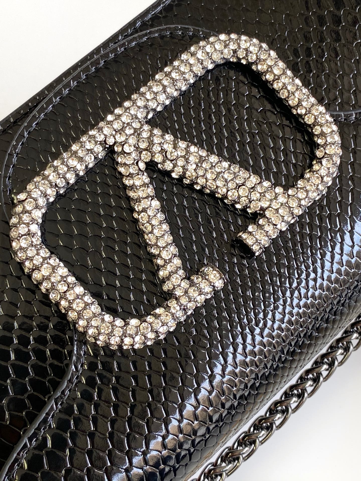 🆕小里蛇纹LOCÒ仿水晶装饰手袋 -VLogo Signature施华洛世奇®仿水晶装饰 -配可拆卸提手