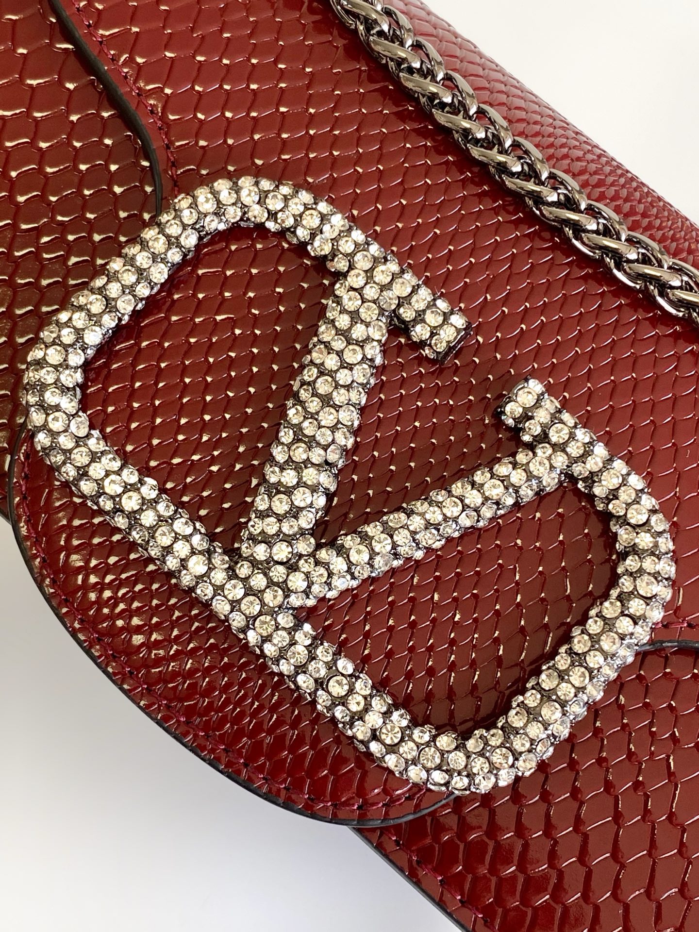 🆕小号蛇纹LOCÒ仿水晶装饰手袋 -VLogo Signature施华洛世奇®仿水晶装饰 -配可拆卸提手