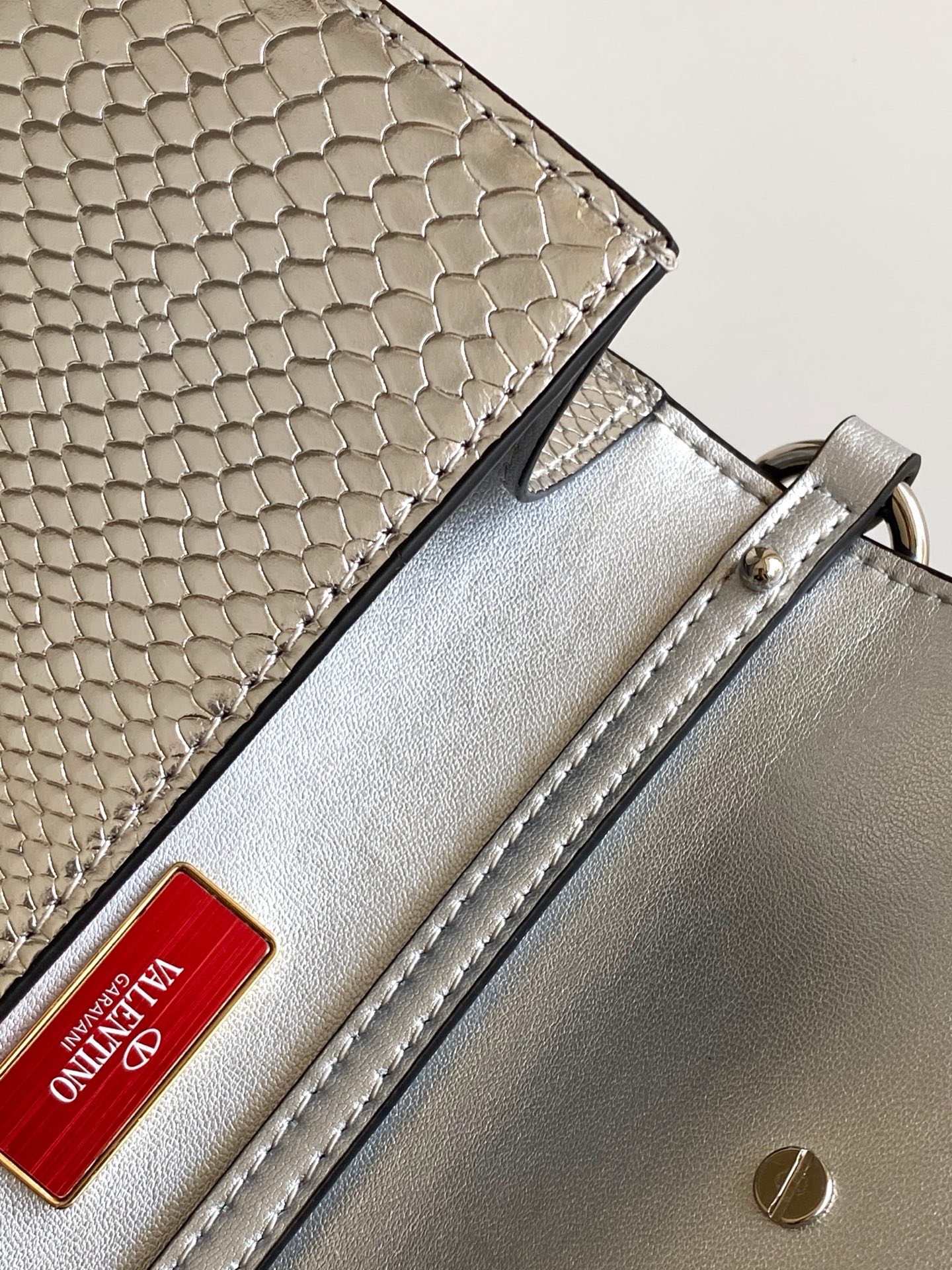 🆕小号蛇纹LOCÒ仿水晶装饰手袋 -VLogo Signature施华洛世奇®仿水晶装饰 -配可拆卸提手