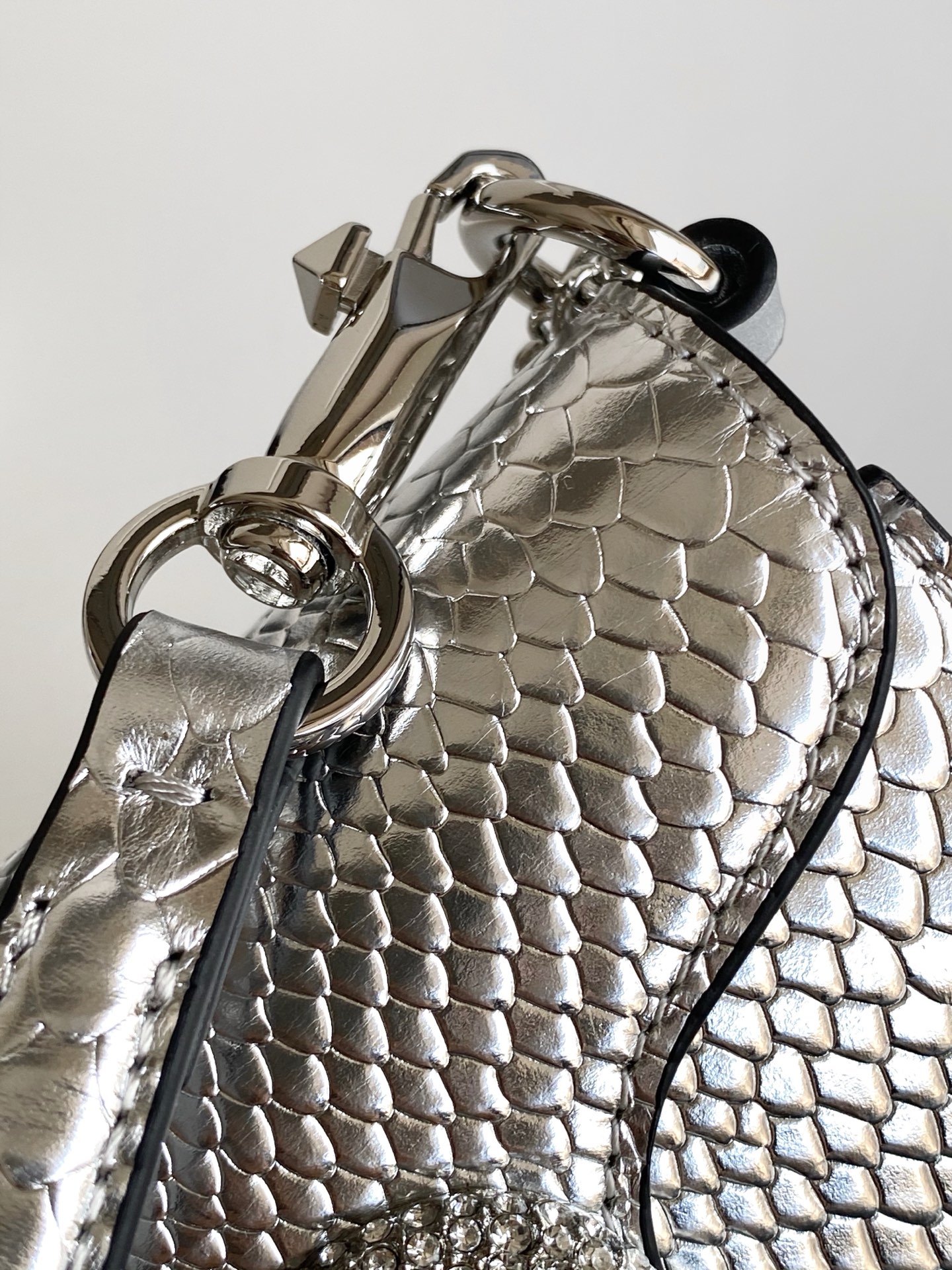 🆕小号蛇纹LOCÒ仿水晶装饰手袋 -VLogo Signature施华洛世奇®仿水晶装饰 -配可拆卸提手