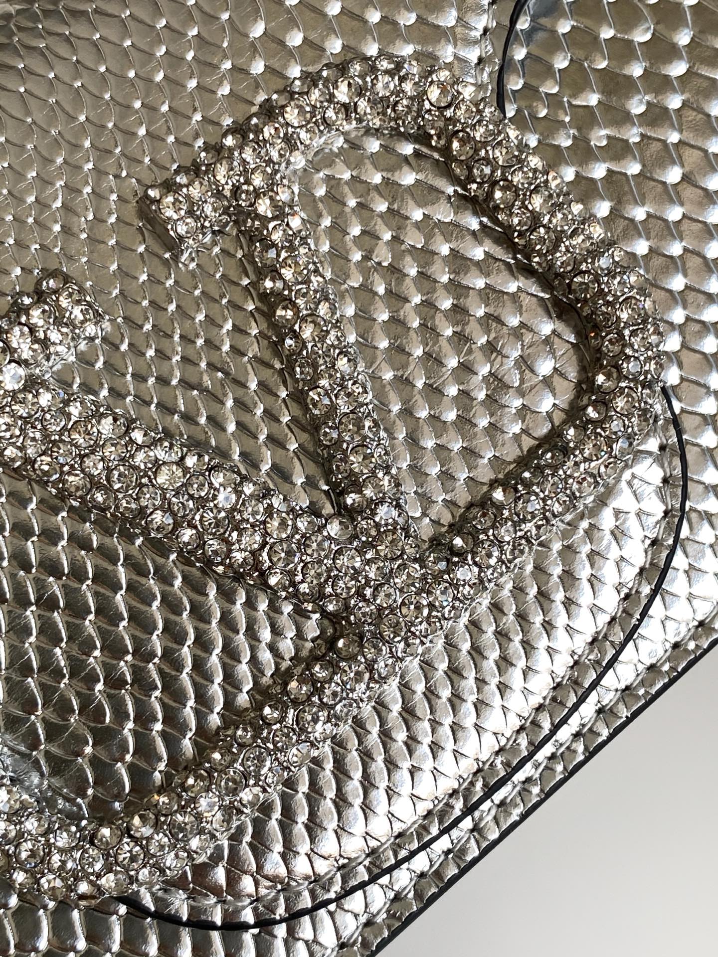 🆕小号蛇纹LOCÒ仿水晶装饰手袋 -VLogo Signature施华洛世奇®仿水晶装饰 -配可拆卸提手