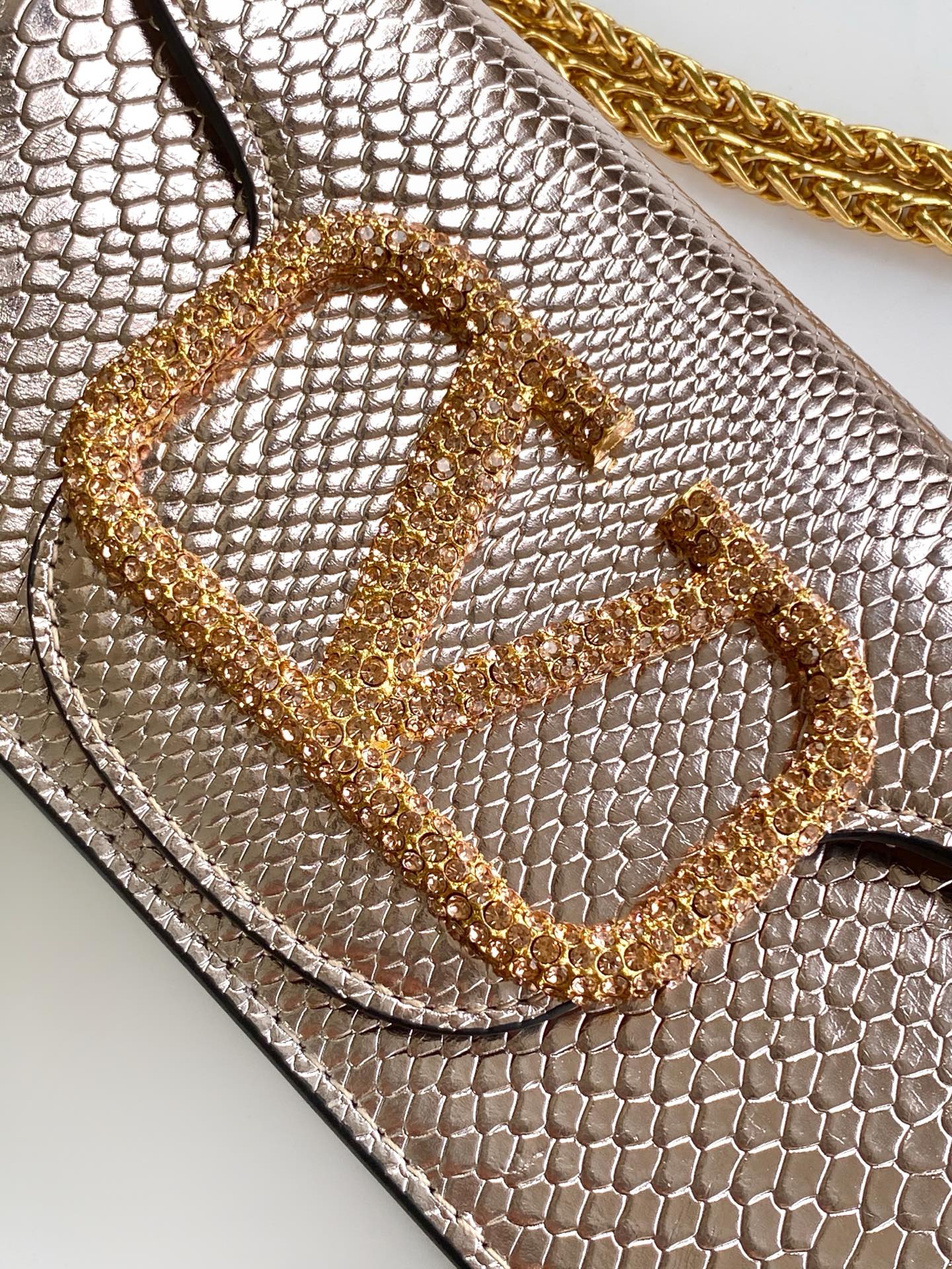 🆕小号蛇纹LOCÒ仿水晶装饰手袋 -VLogo Signature施华洛世奇®仿水晶装饰 -配可拆卸提手