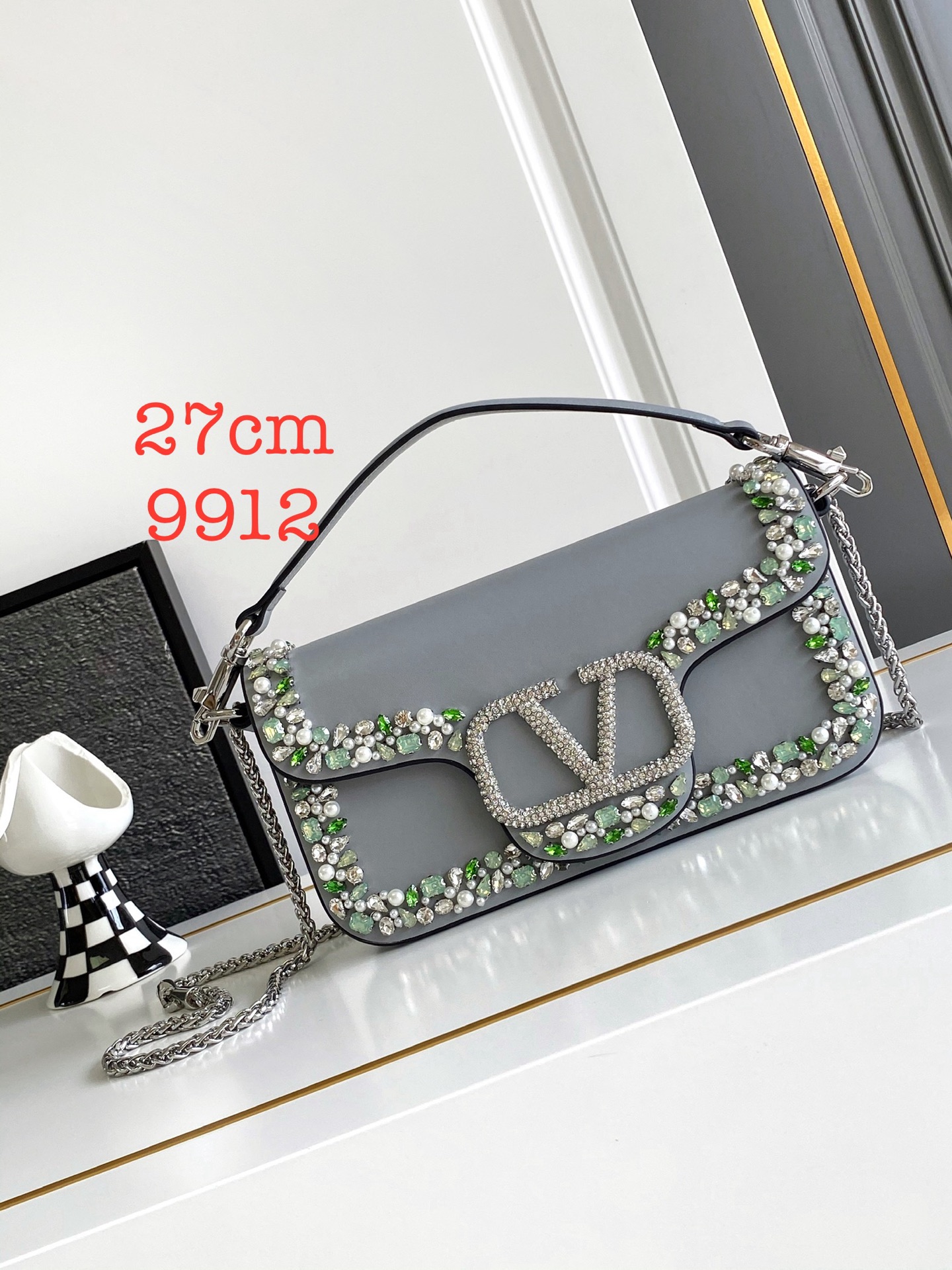 🆕❤Valent**** loco手工绣珠手袋,施华洛世奇 仿水晶装饰VLogo Signature磁扣 🆕❤Valent**** loco手工绣珠手袋,施华洛世奇 仿水晶装饰VLogo Signature磁扣