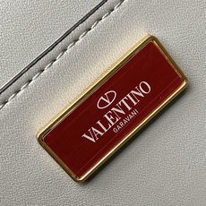 🆕❤Valent**** loco手工绣珠手袋,施华洛世奇 仿水晶装饰VLogo Signature磁扣 🆕❤Valent**** loco手工绣珠手袋,施华洛世奇 仿水晶装饰VLogo Signature磁扣